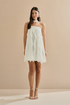 Vestido Corto de Chiffon con Volantes en Cascada y Escote Recto con Chal - Alma Off White