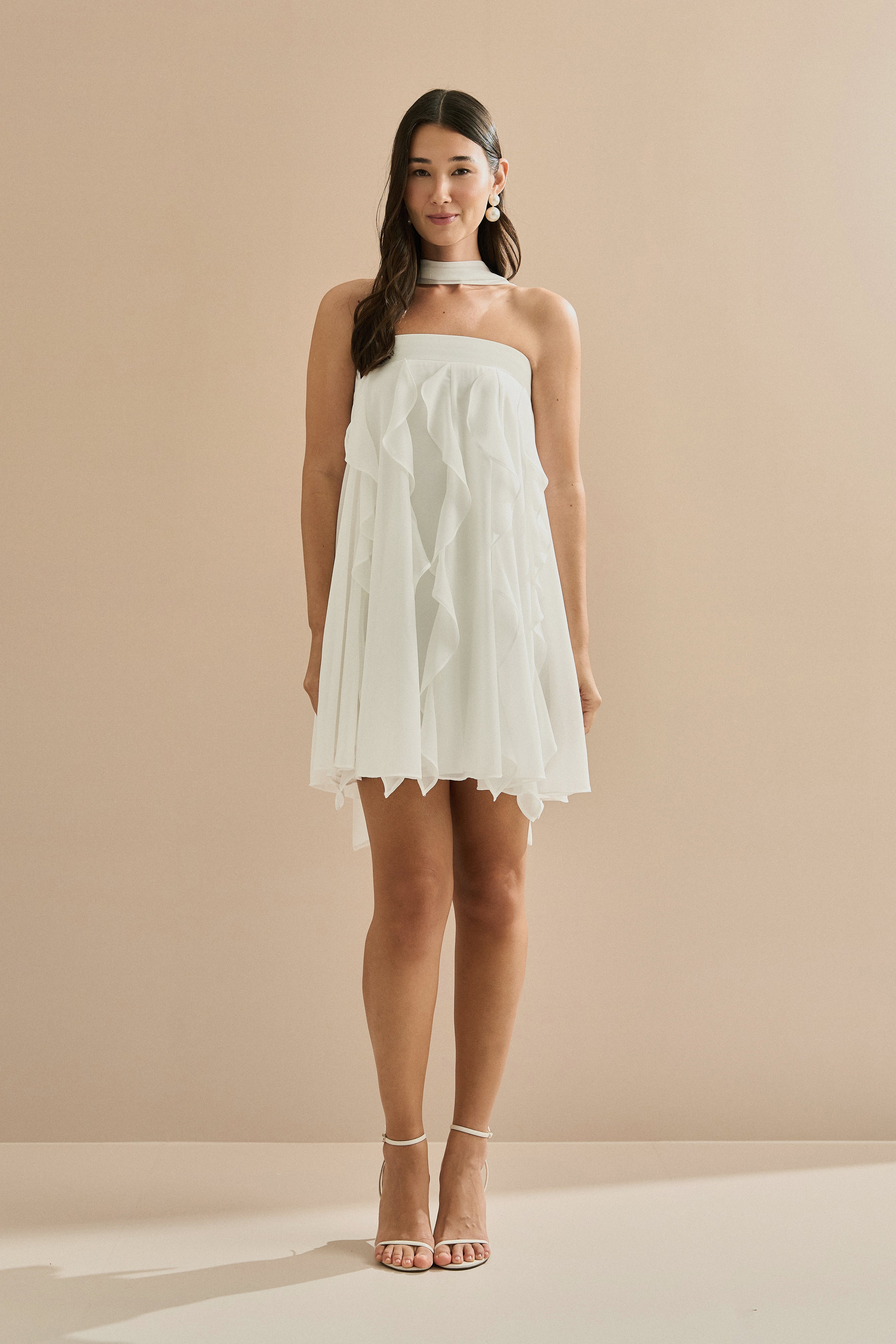 Vestido Corto de Chiffon con Volantes en Cascada y Escote Recto con Chal - Alma Off White