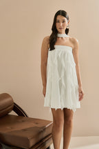 Vestido Corto de Chiffon con Volantes en Cascada y Escote Recto con Chal - Alma Off White