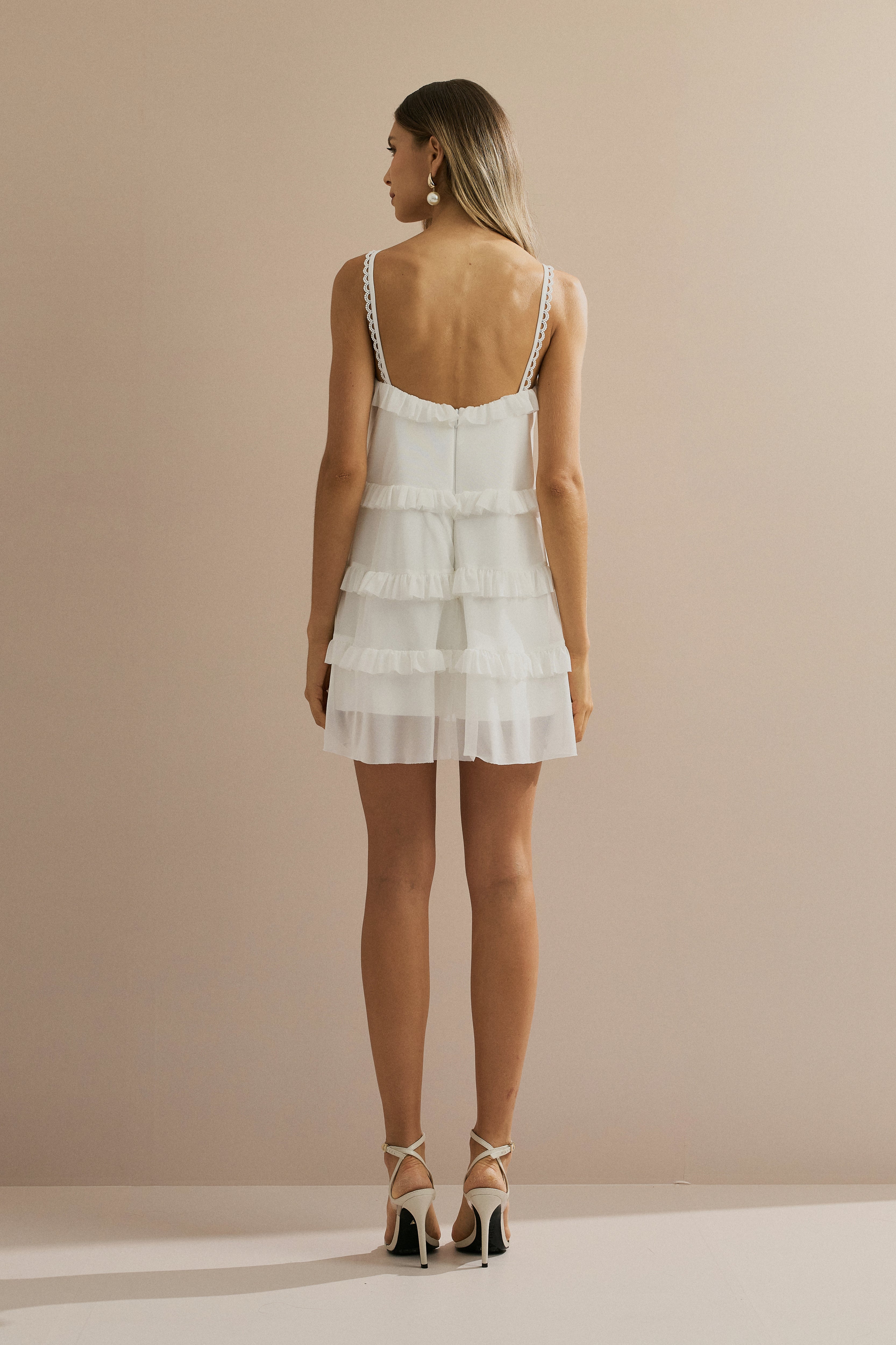 Vestido Corto de Tul con Escote en V, Volantes y Tirantes con Detalle de Encaje - Duna Off White