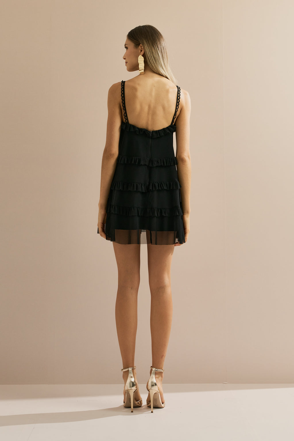 Vestido Corto de Tul con Escote en V, Volantes y Tirantes con Detalle en Encaje - Duna Negro