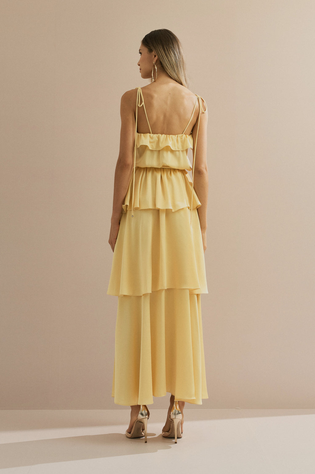 Vestido Midi Largo de Satén con Tirantes Finos, Volante en el Escote y Capas Superpuestas - Santiago Amarillo Mantequilla