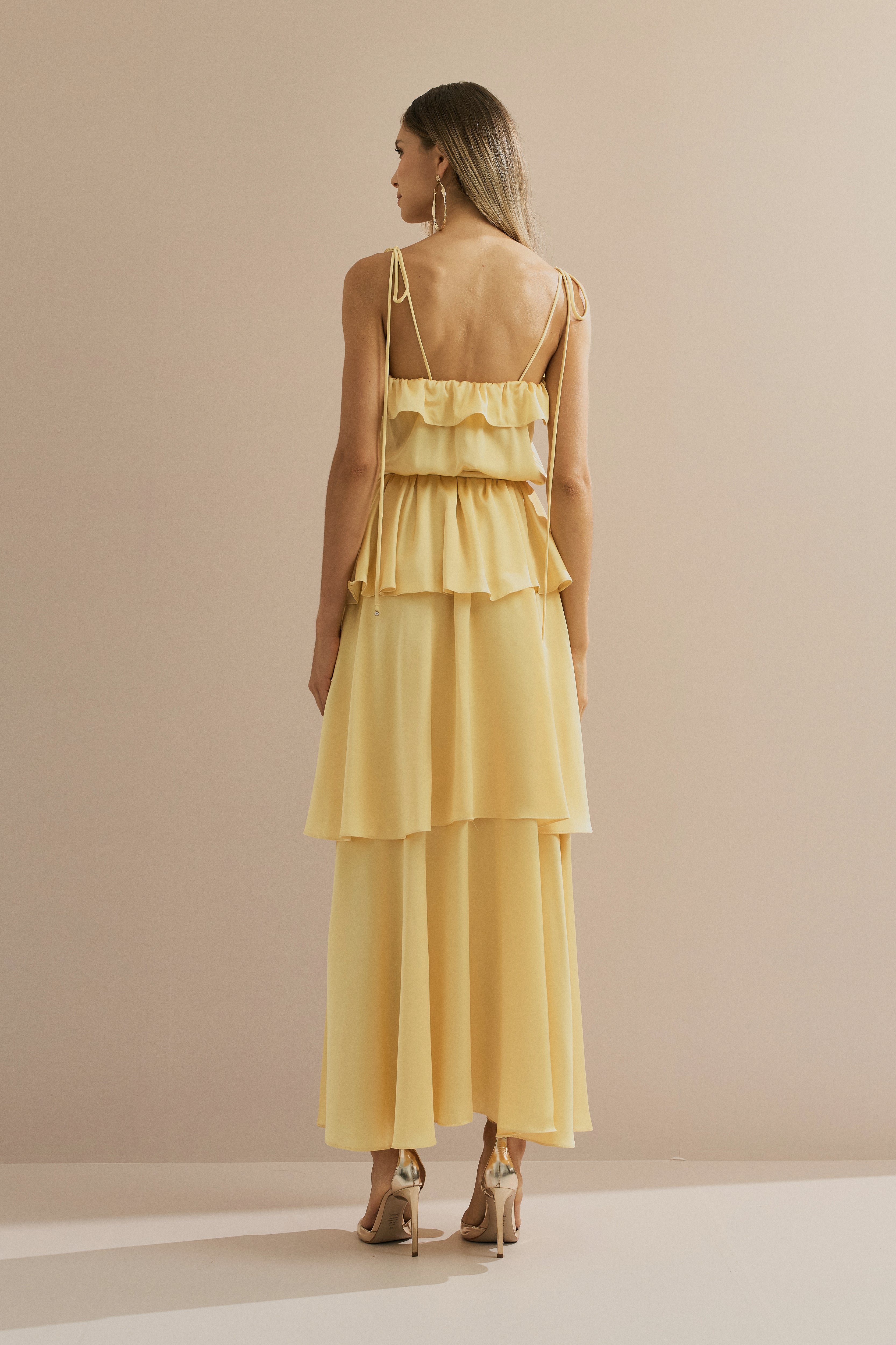 Vestido Midi Largo de Satén con Tirantes Finos, Volante en el Escote y Capas Superpuestas - Santiago Amarillo Mantequilla