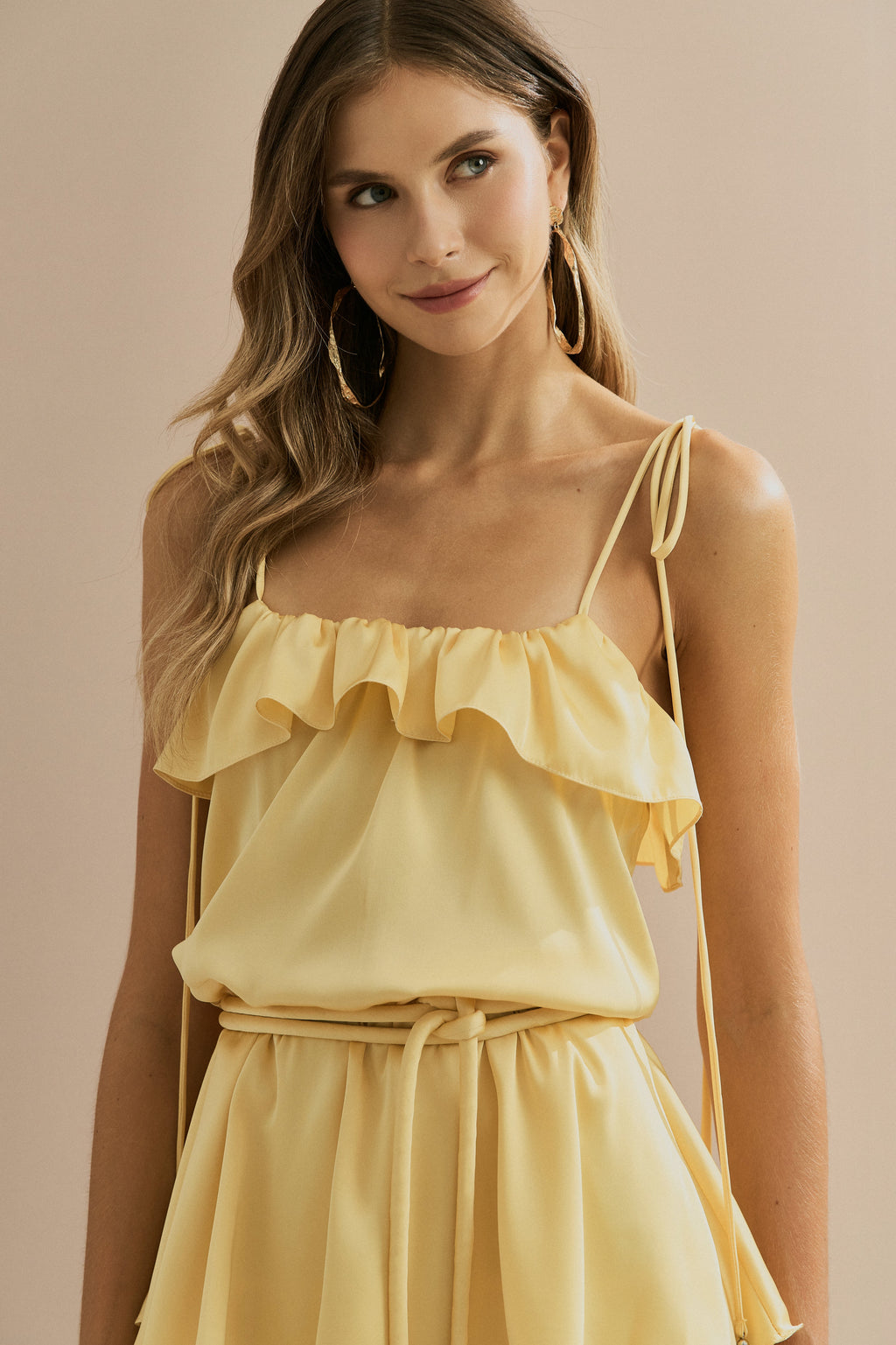 Vestido Midi Largo de Satén con Tirantes Finos, Volante en el Escote y Capas Superpuestas - Santiago Amarillo Mantequilla