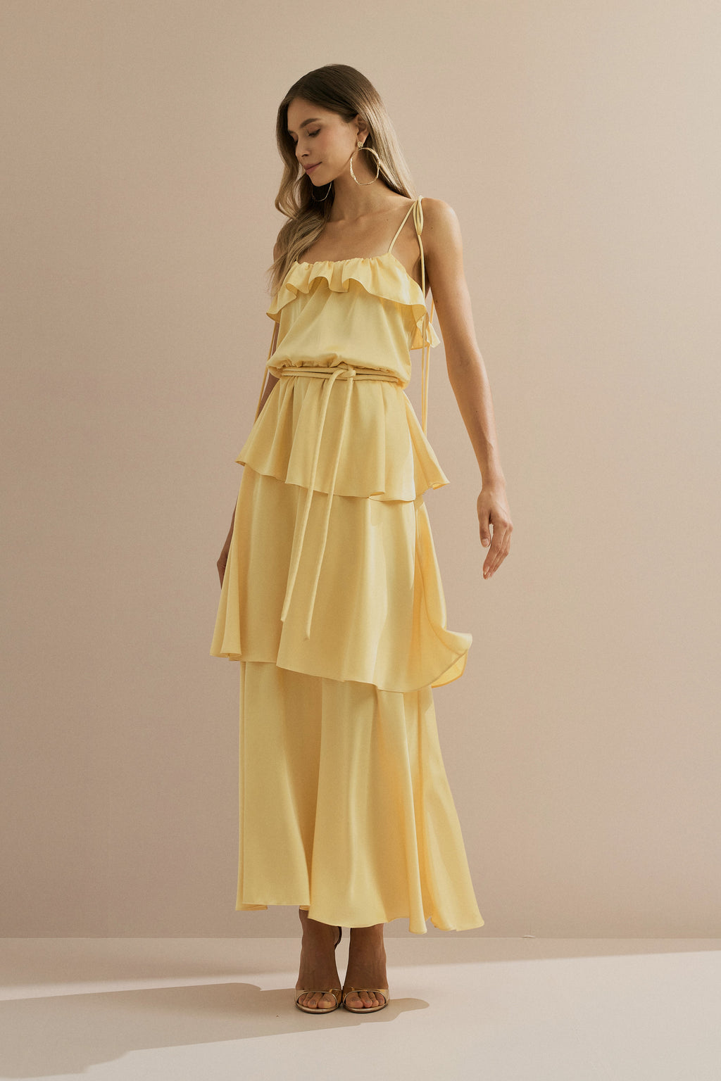 Vestido Midi Largo de Satén con Tirantes Finos, Volante en el Escote y Capas Superpuestas - Santiago Amarillo Mantequilla