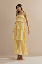 Vestido Midi Largo de Satén con Tirantes Finos, Volante en el Escote y Capas Superpuestas - Santiago Amarillo Mantequilla