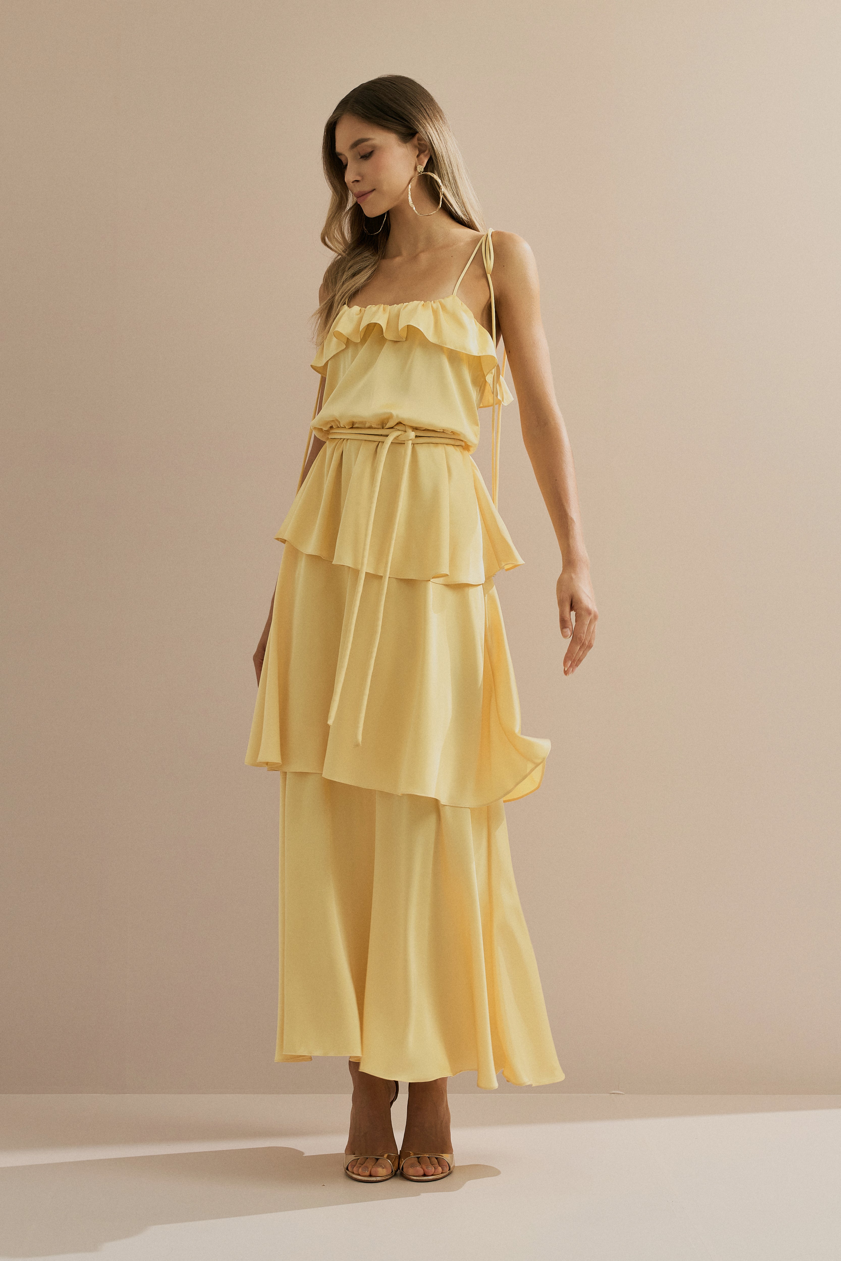 Vestido Midi Largo de Satén con Tirantes Finos, Volante en el Escote y Capas Superpuestas - Santiago Amarillo Mantequilla