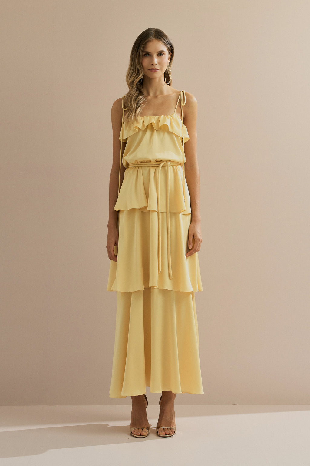 Vestido Midi Largo de Satén con Tirantes Finos, Volante en el Escote y Capas Superpuestas - Santiago Amarillo Mantequilla