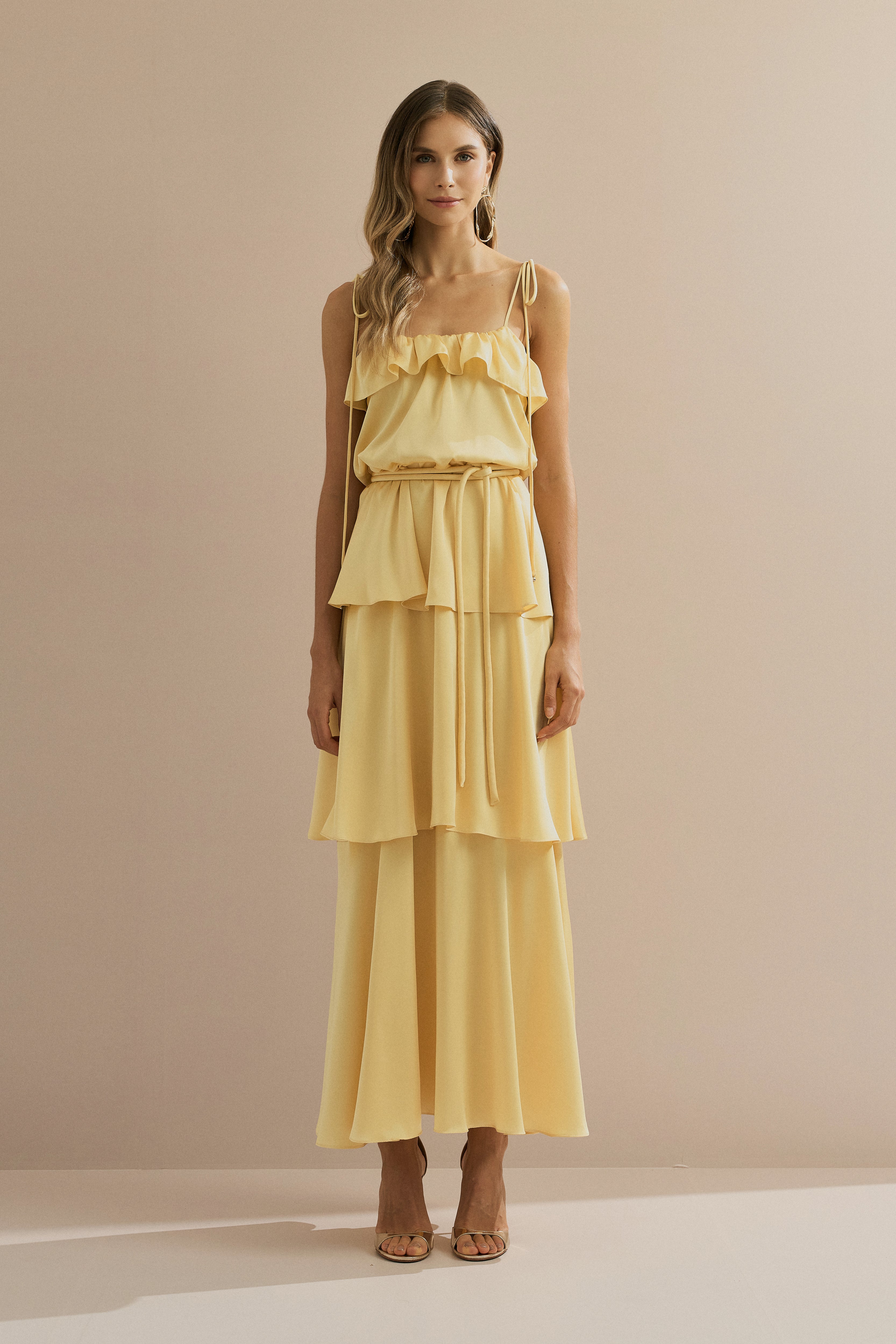 Vestido Midi Largo de Satén con Tirantes Finos, Volante en el Escote y Capas Superpuestas - Santiago Amarillo Mantequilla
