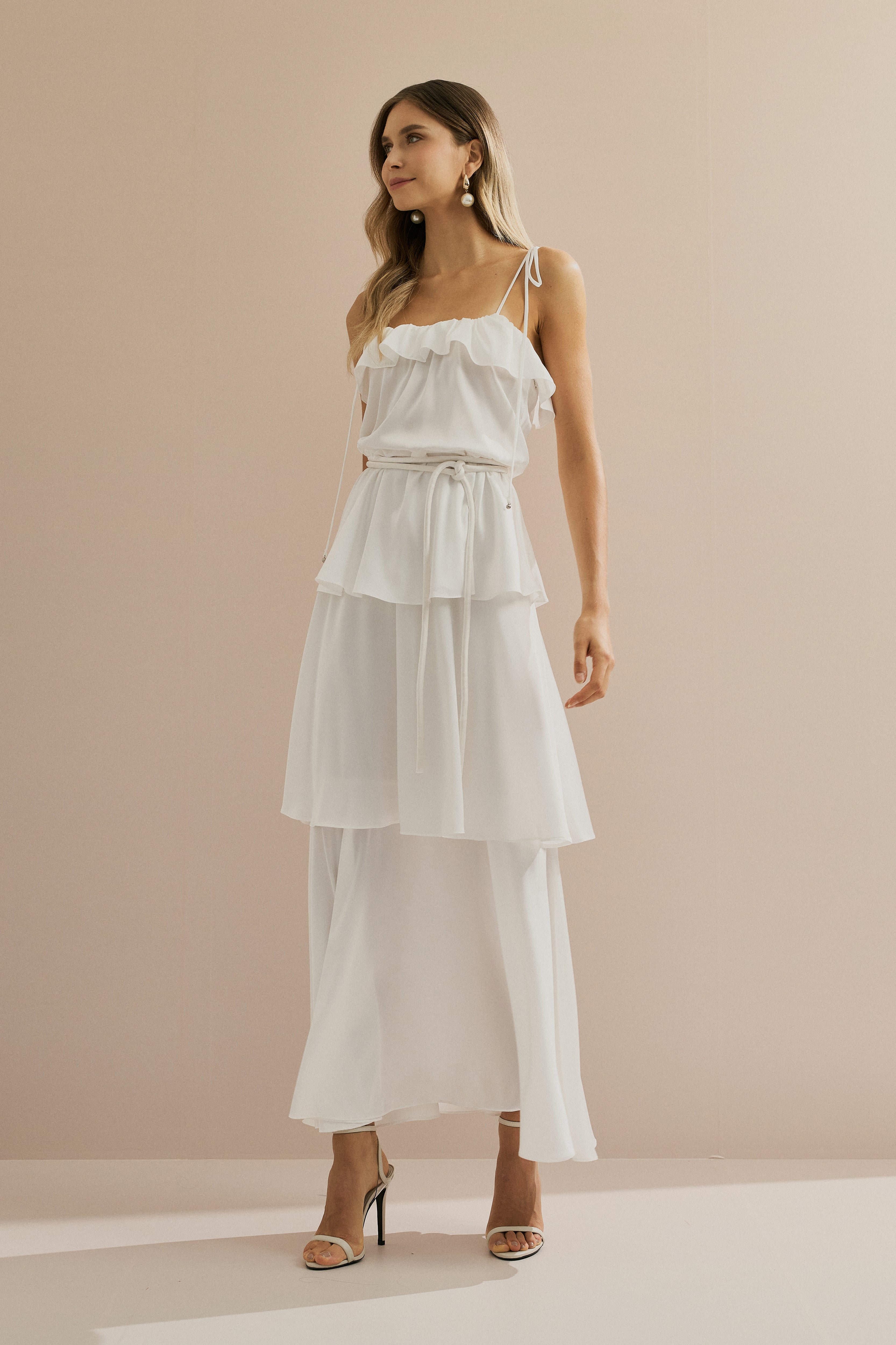 Vestido Midi Largo de Satén con Tirantes Finos, Volante en el Escote y Capas Superpuestas - Santiago Off White