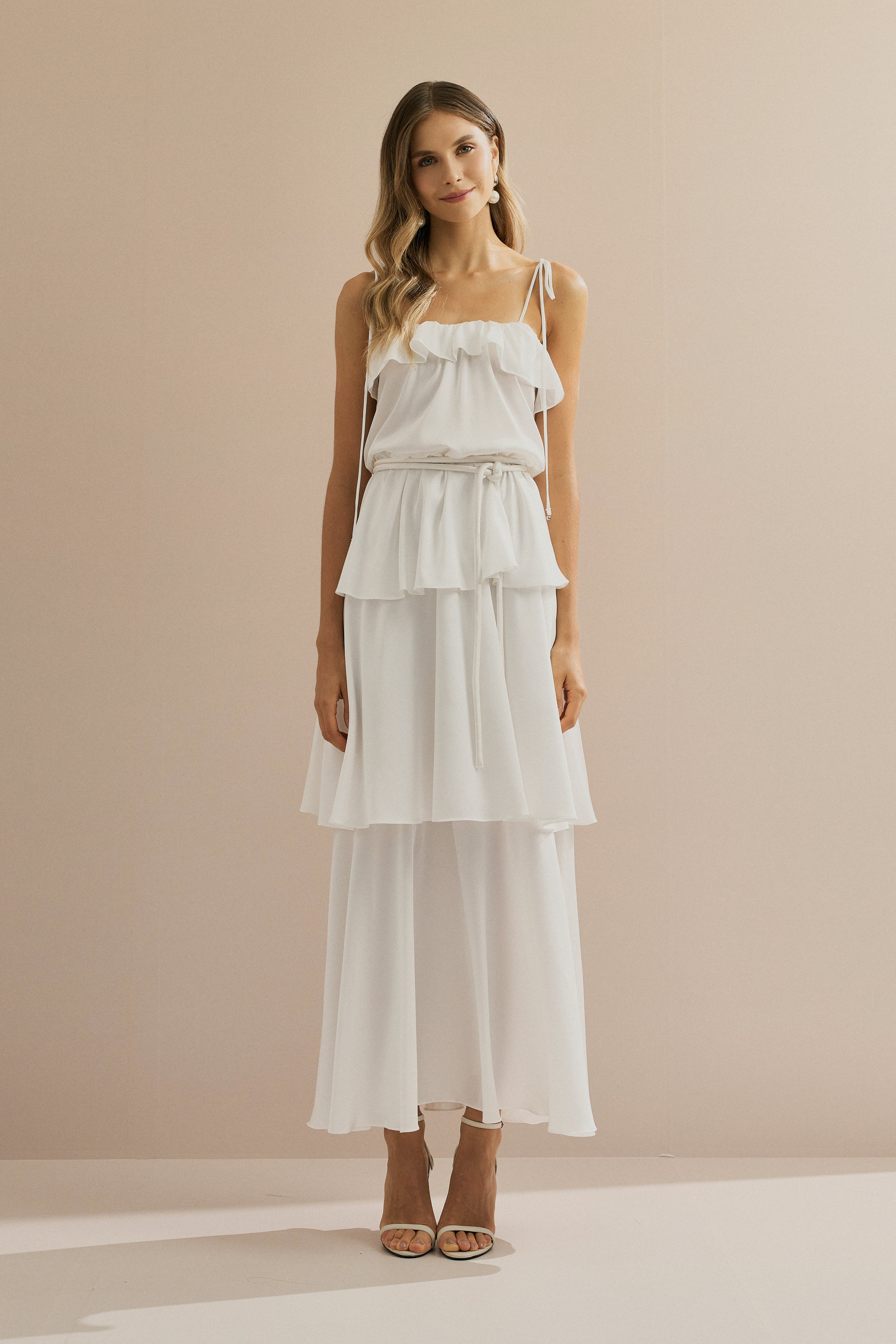 Vestido Midi Largo de Satén con Tirantes Finos, Volante en el Escote y Capas Superpuestas - Santiago Off White