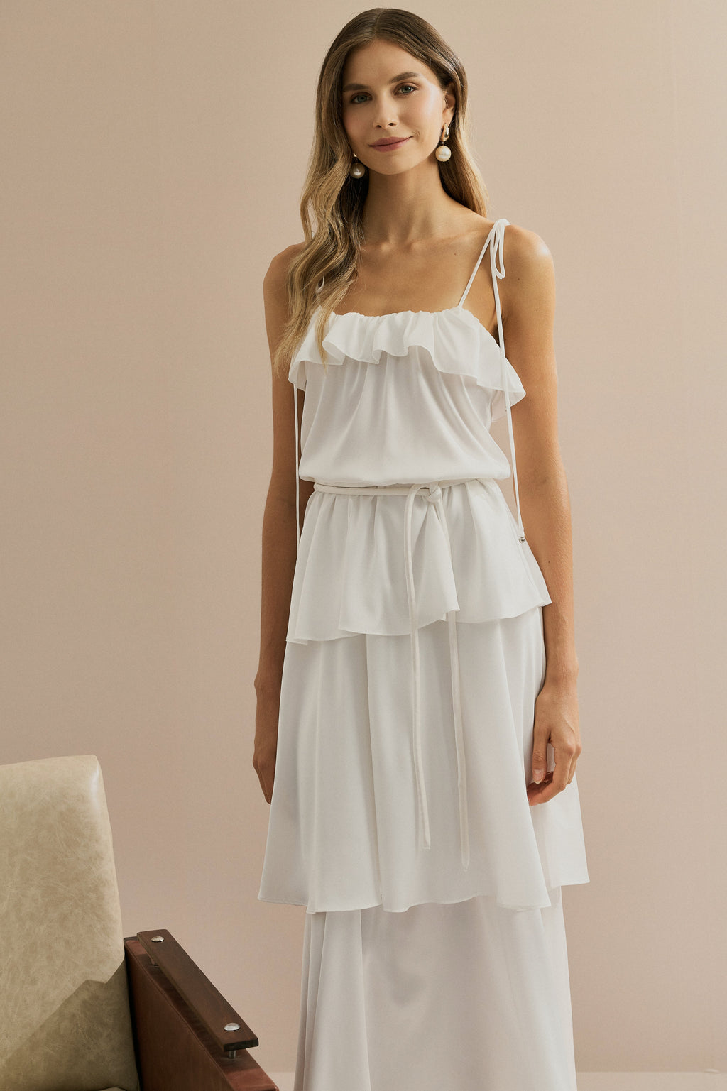 Vestido Midi Largo de Satén con Tirantes Finos, Volante en el Escote y Capas Superpuestas - Santiago Off White