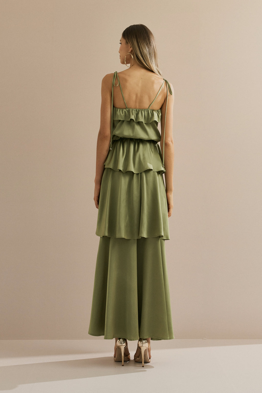 Vestido Midi Largo de Satén con Tirantes Finos, Volante en el Escote y Capas Superpuestas - Santiago Verde Oliva Claro
