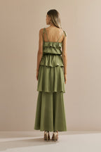 Vestido Midi Largo de Satén con Tirantes Finos, Volante en el Escote y Capas Superpuestas - Santiago Verde Oliva Claro