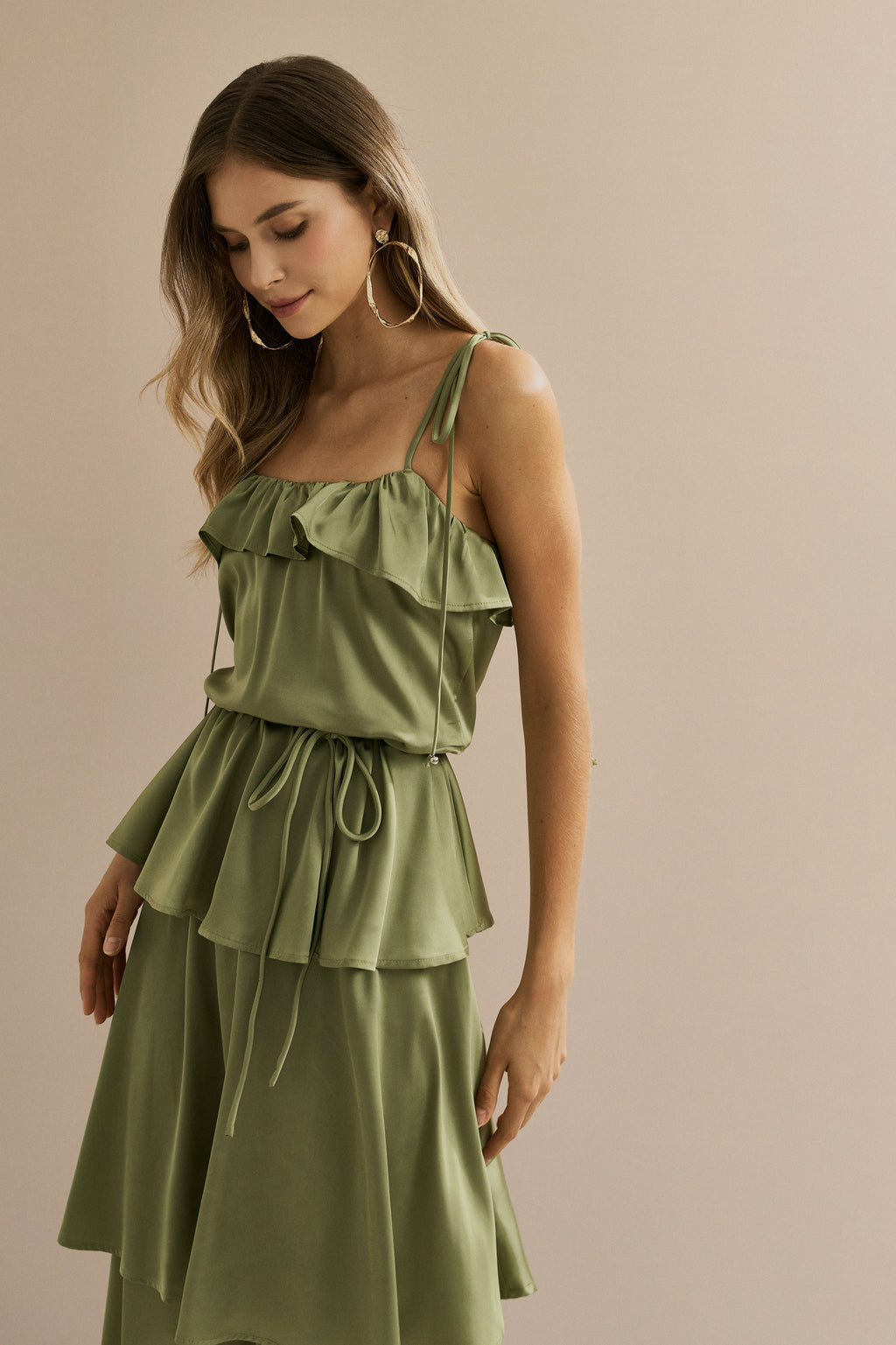 Vestido Midi Largo de Satén con Tirantes Finos, Volante en el Escote y Capas Superpuestas - Santiago Verde Oliva Claro