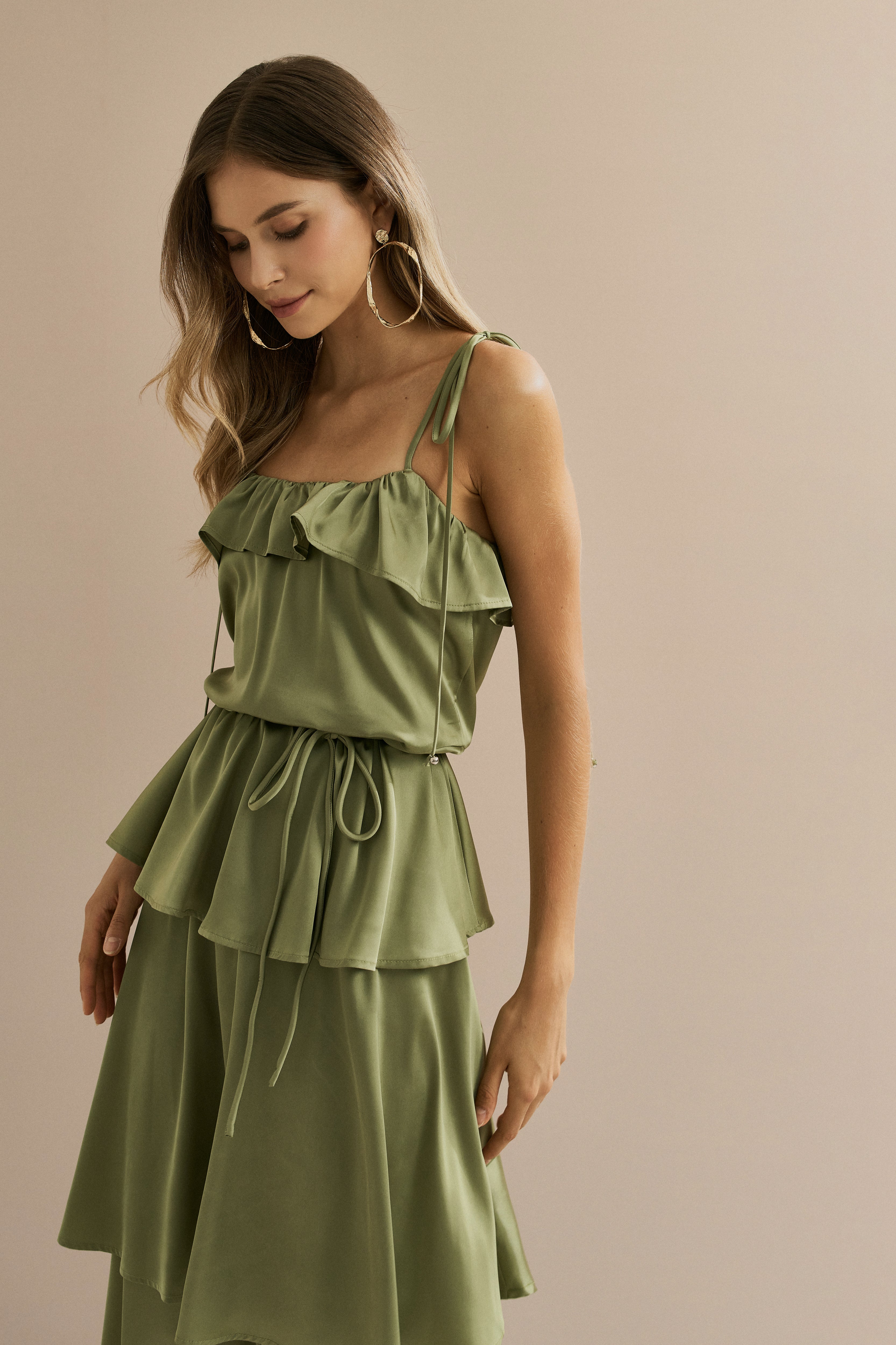 Vestido Midi Largo de Satén con Tirantes Finos, Volante en el Escote y Capas Superpuestas - Santiago Verde Oliva Claro