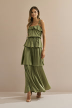 Vestido Midi Largo de Satén con Tirantes Finos, Volante en el Escote y Capas Superpuestas - Santiago Verde Oliva Claro