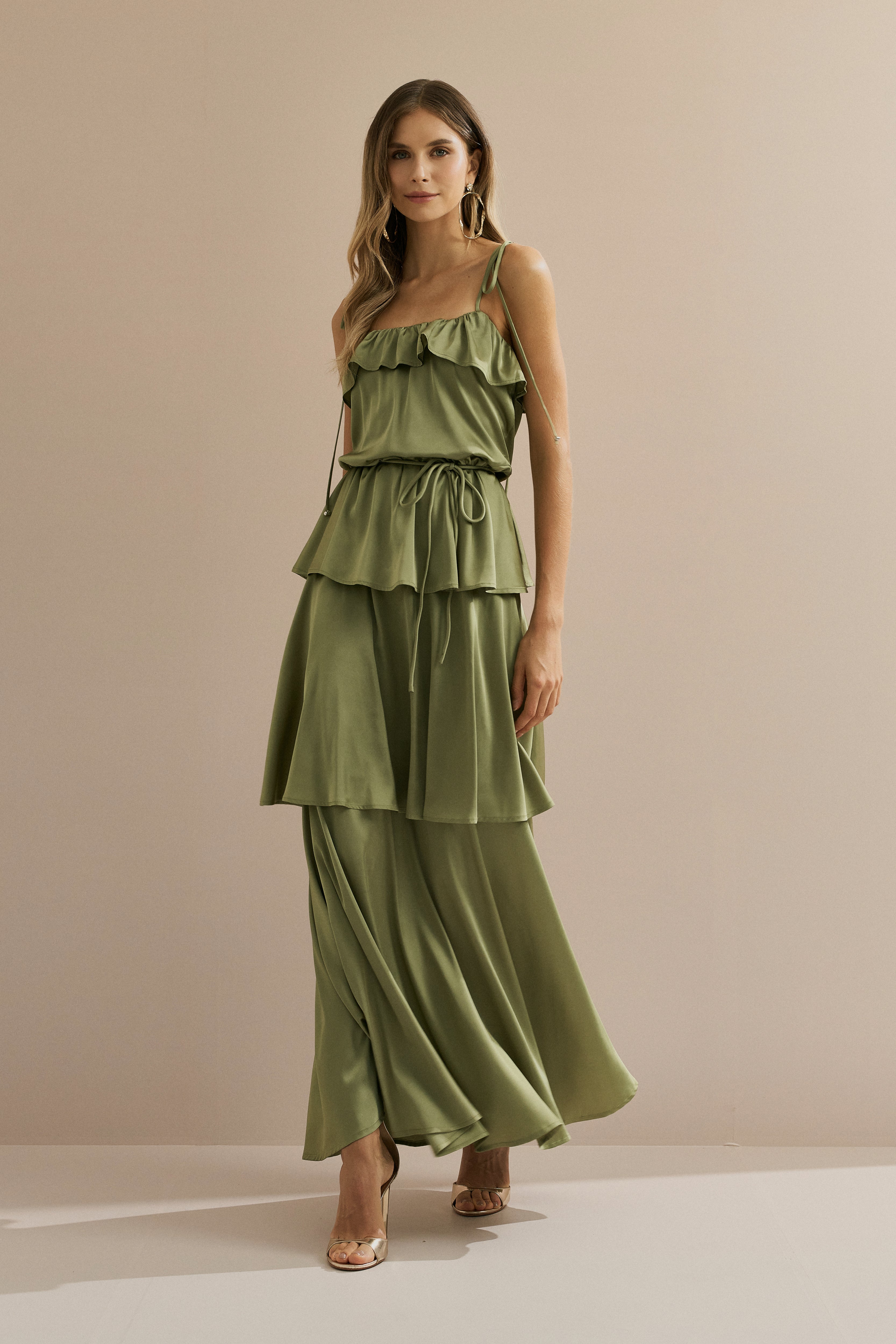 Vestido Midi Largo de Satén con Tirantes Finos, Volante en el Escote y Capas Superpuestas - Santiago Verde Oliva Claro