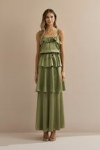 Vestido Midi Largo de Satén con Tirantes Finos, Volante en el Escote y Capas Superpuestas - Santiago Verde Oliva Claro