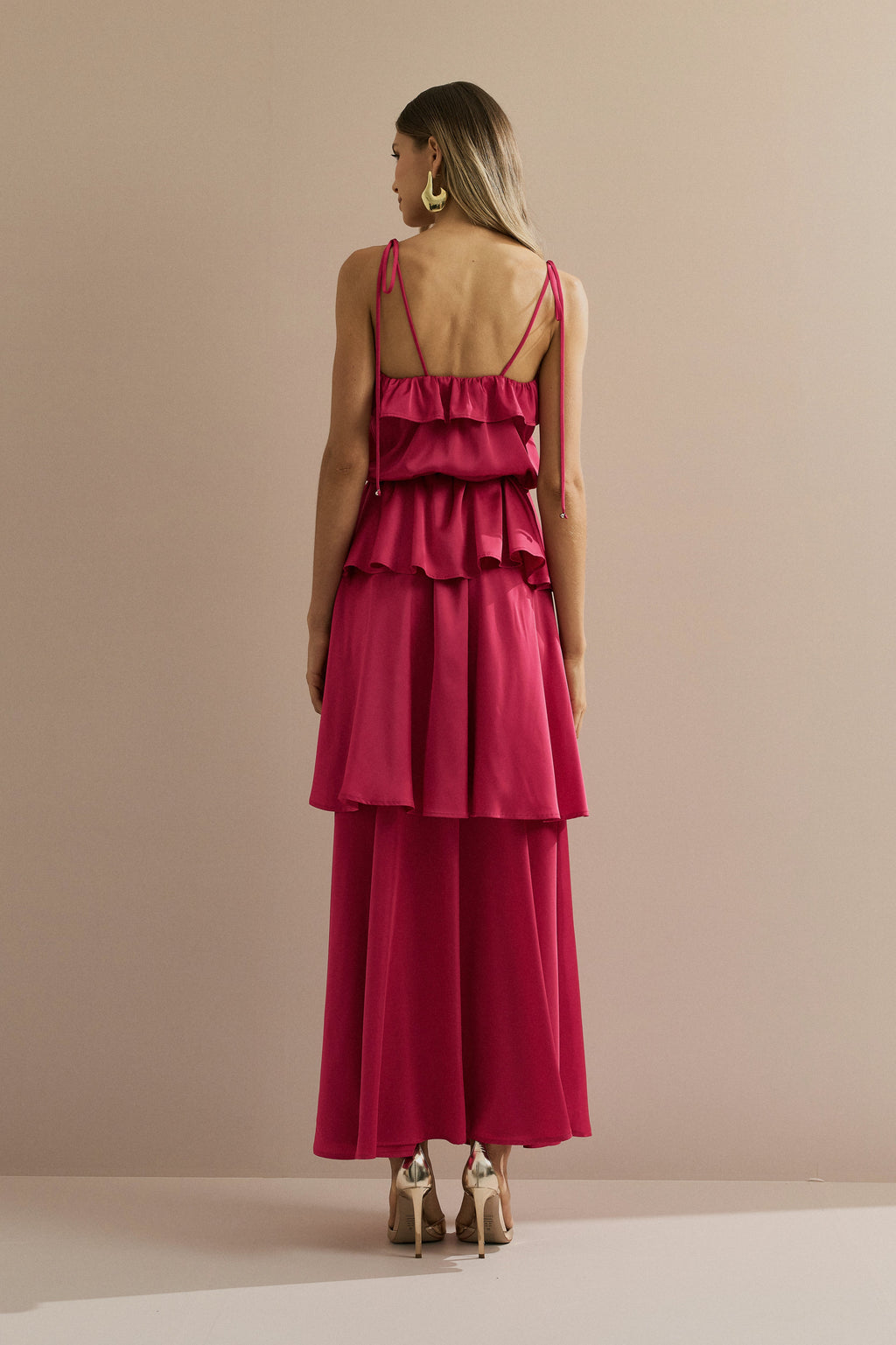 Vestido Midi Largo de Satén con Tirantes Finos, Volante en el Escote y Capas Superpuestas - Santiago Rosa Fucsia
