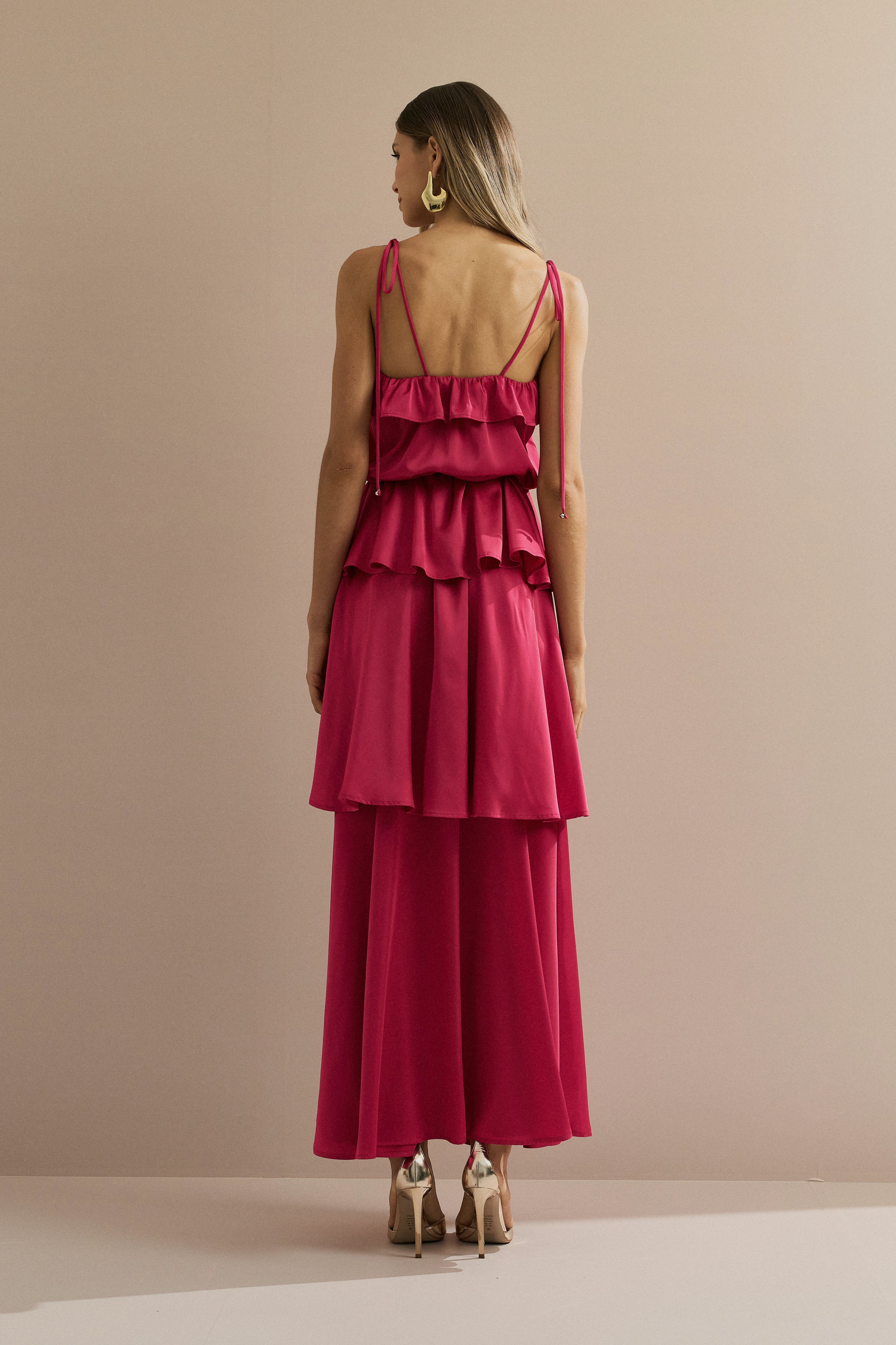 Vestido Midi Largo de Satén con Tirantes Finos, Volante en el Escote y Capas Superpuestas - Santiago Rosa Fucsia