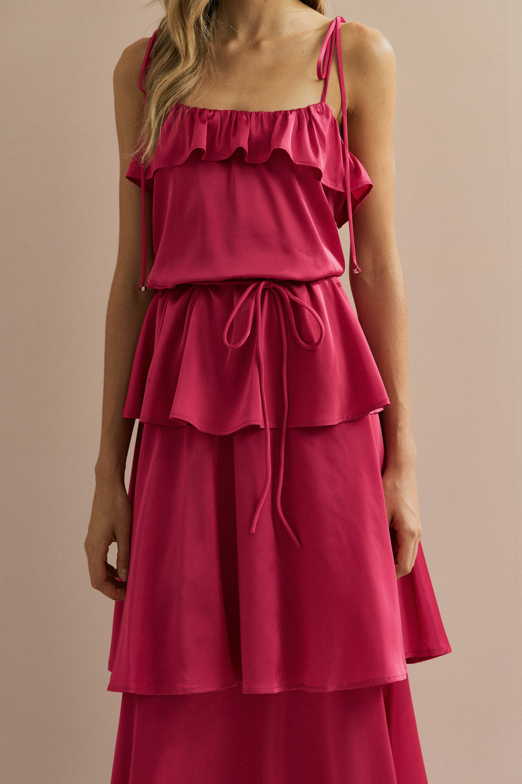 Vestido Midi Largo de Satén con Tirantes Finos, Volante en el Escote y Capas Superpuestas - Santiago Rosa Fucsia