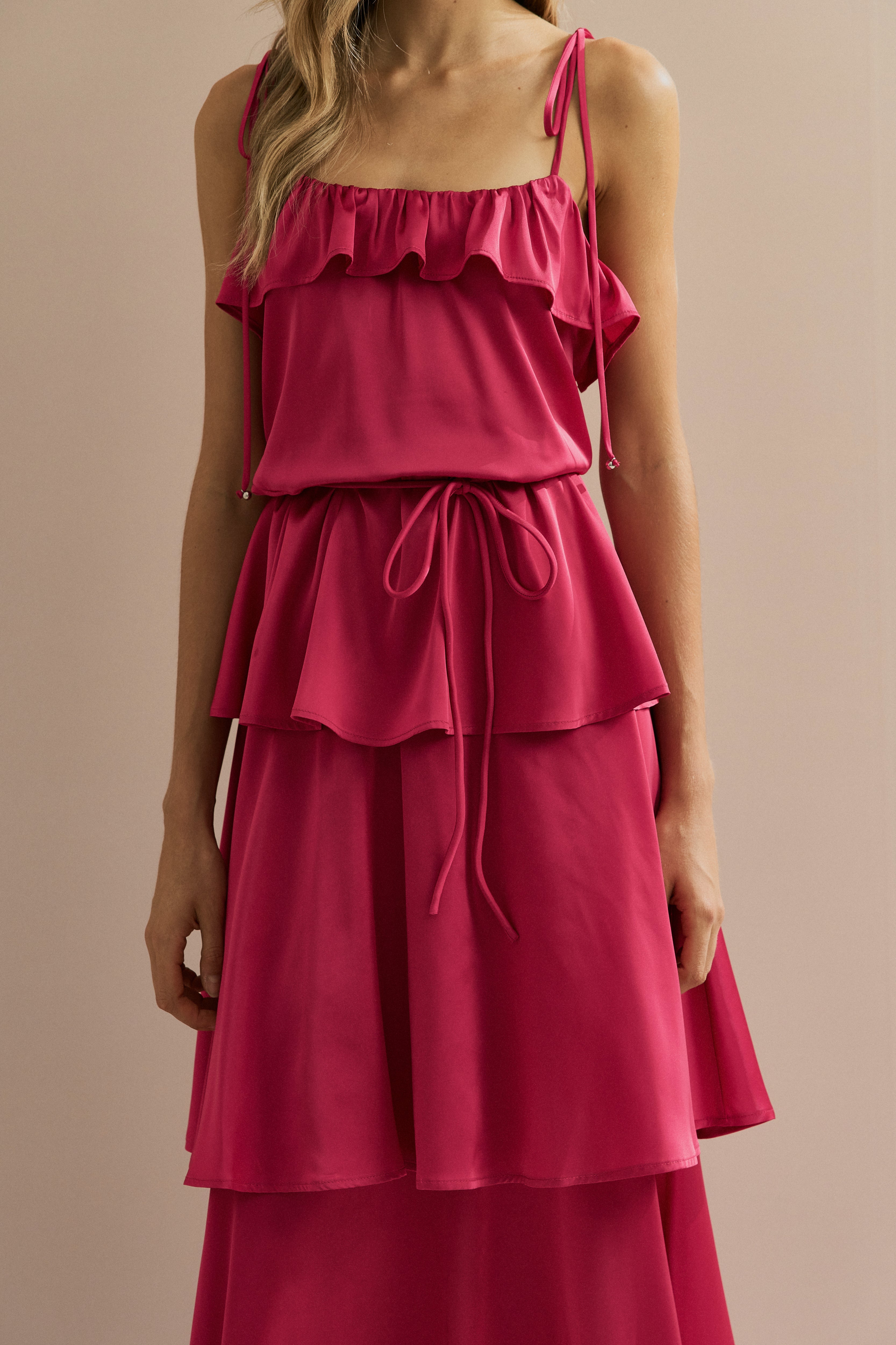 Vestido Midi Largo de Satén con Tirantes Finos, Volante en el Escote y Capas Superpuestas - Santiago Rosa Fucsia