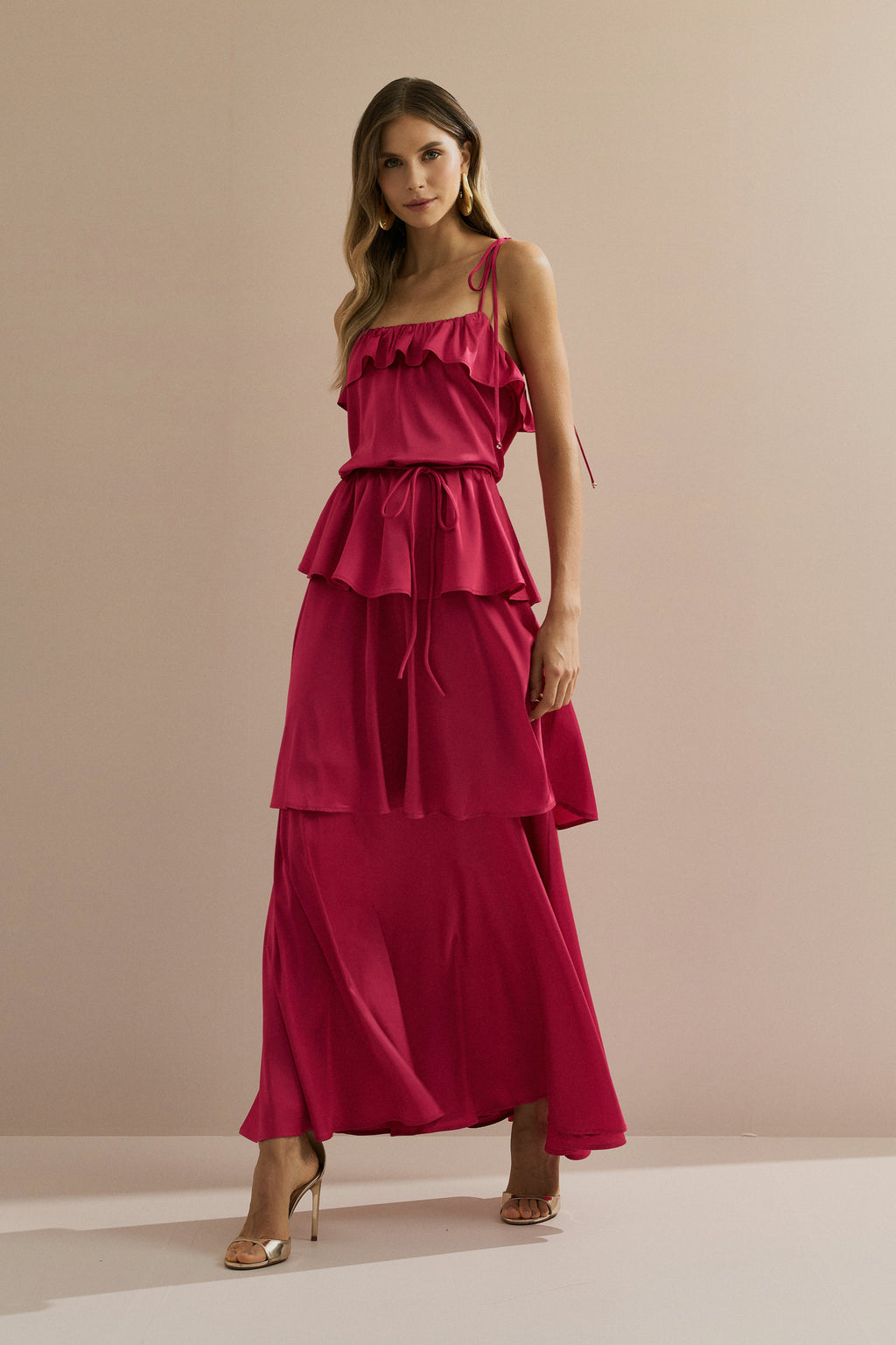 Vestido Midi Largo de Satén con Tirantes Finos, Volante en el Escote y Capas Superpuestas - Santiago Rosa Fucsia