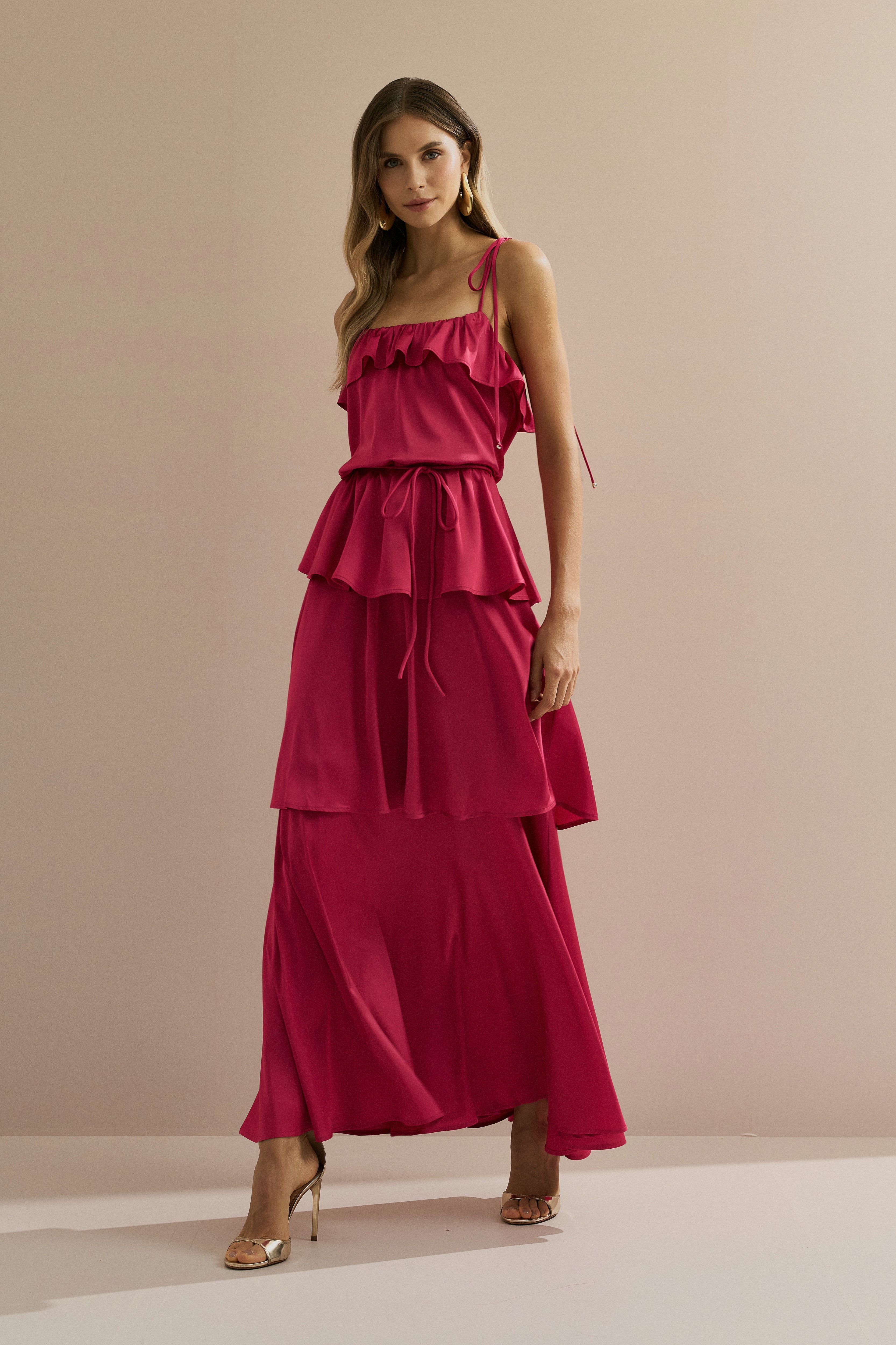 Vestido Midi Largo de Satén con Tirantes Finos, Volante en el Escote y Capas Superpuestas - Santiago Rosa Fucsia