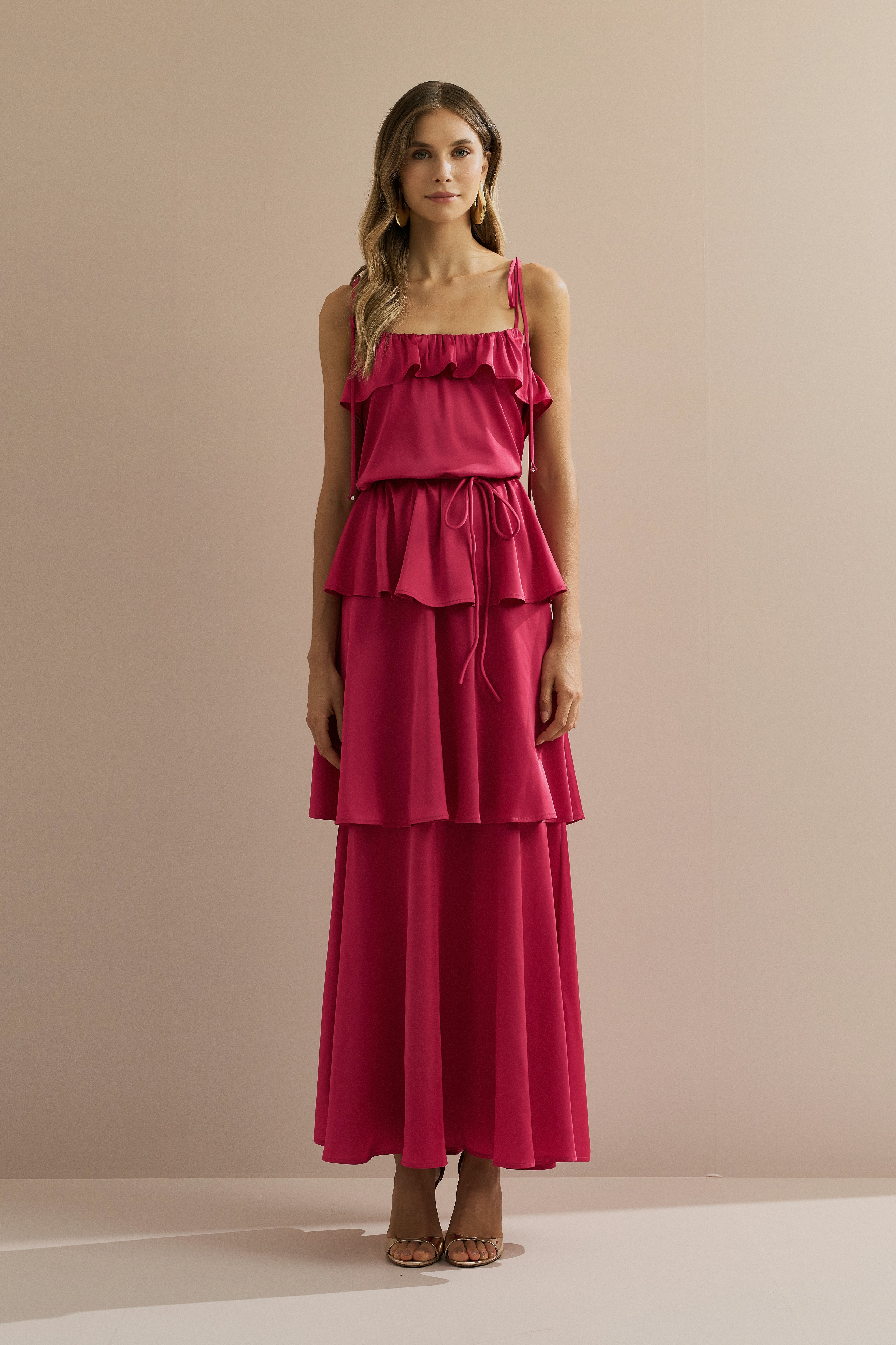 Vestido Midi Largo de Satén con Tirantes Finos, Volante en el Escote y Capas Superpuestas - Santiago Rosa Fucsia