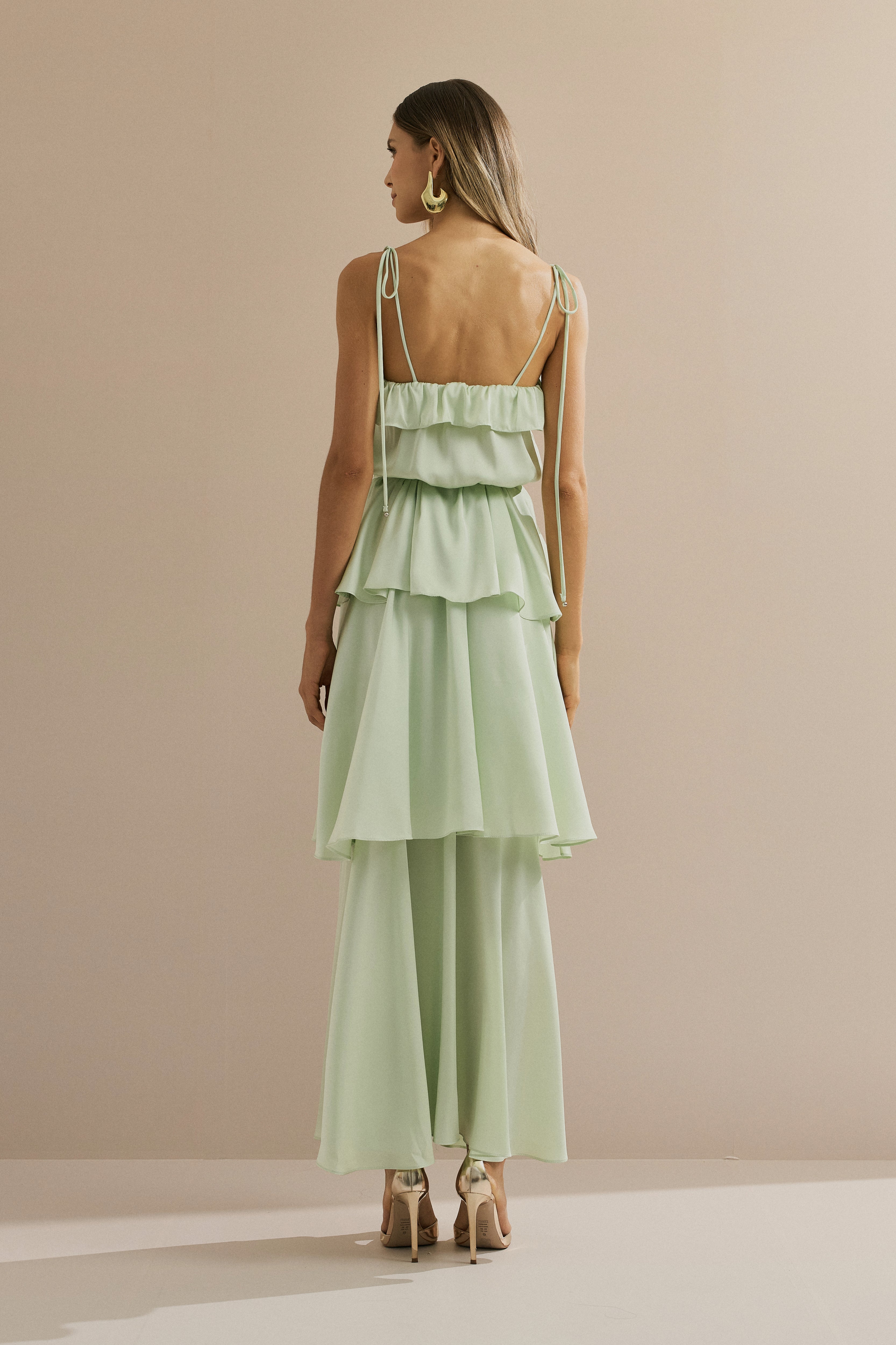 Vestido Midi Largo de Satén con Tirantes Finos, Volantes en el Escote y Capas Superpuestas - Santiago Verde Menta