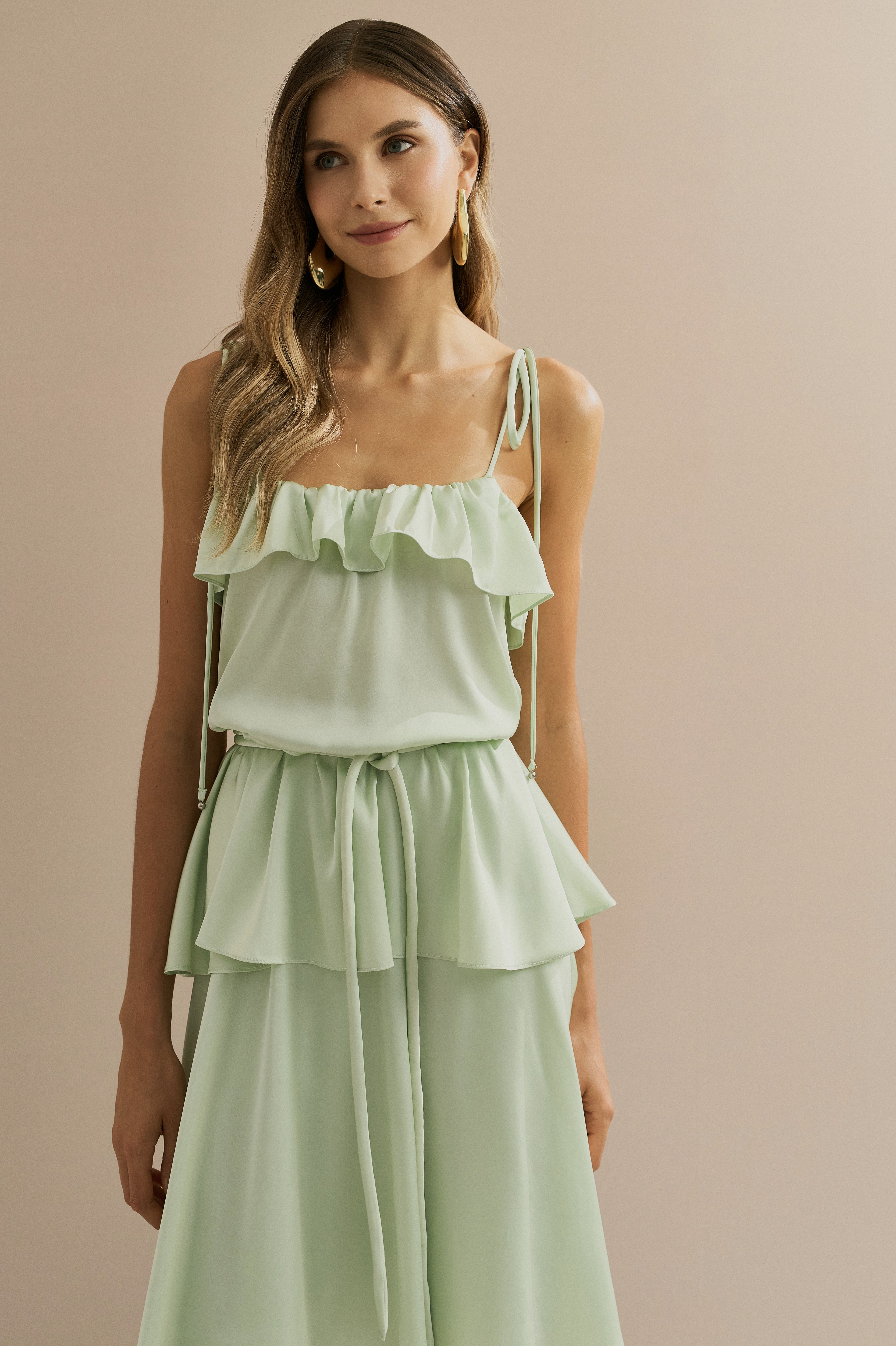 Vestido Midi Largo de Satén con Tirantes Finos, Volantes en el Escote y Capas Superpuestas - Santiago Verde Menta