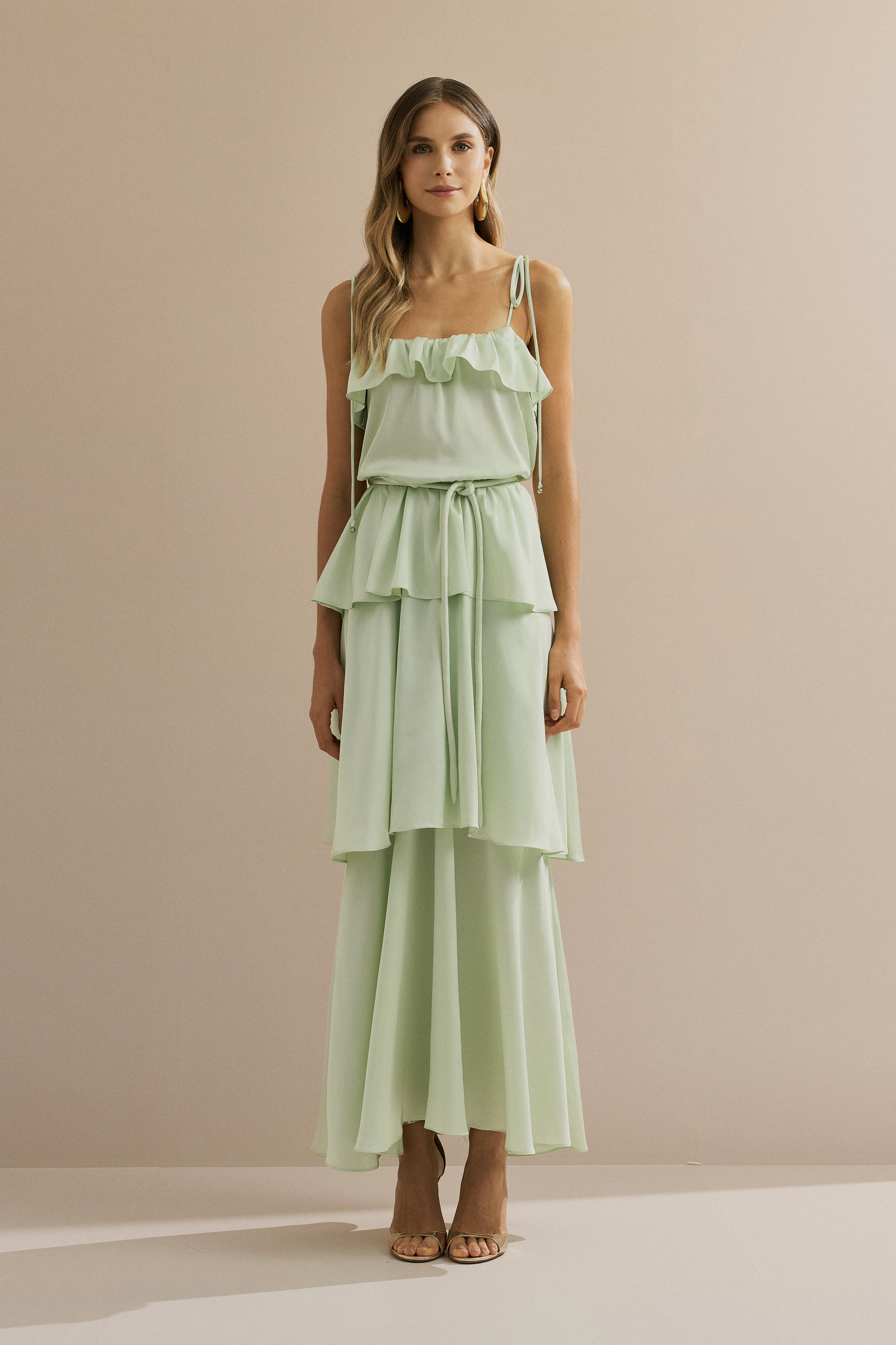 Vestido Midi Largo de Satén con Tirantes Finos, Volantes en el Escote y Capas Superpuestas - Santiago Verde Menta