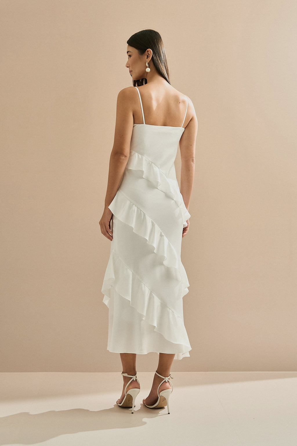 Vestido Midi en Satén con Escote Degagé, Tirantes Finos y Volantes Asimétricos - Isla Off White
