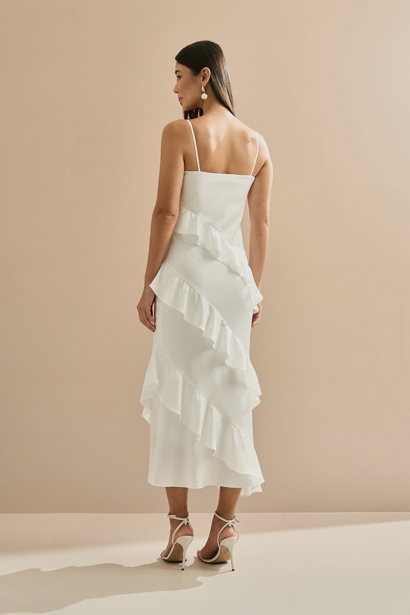 Vestido Midi en Satén con Escote Degagé, Tirantes Finos y Volantes Asimétricos - Isla Off White