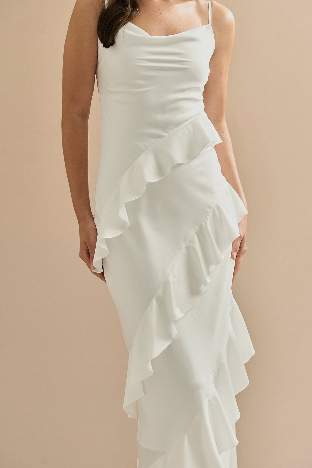Vestido Midi en Satén con Escote Degagé, Tirantes Finos y Volantes Asimétricos - Isla Off White