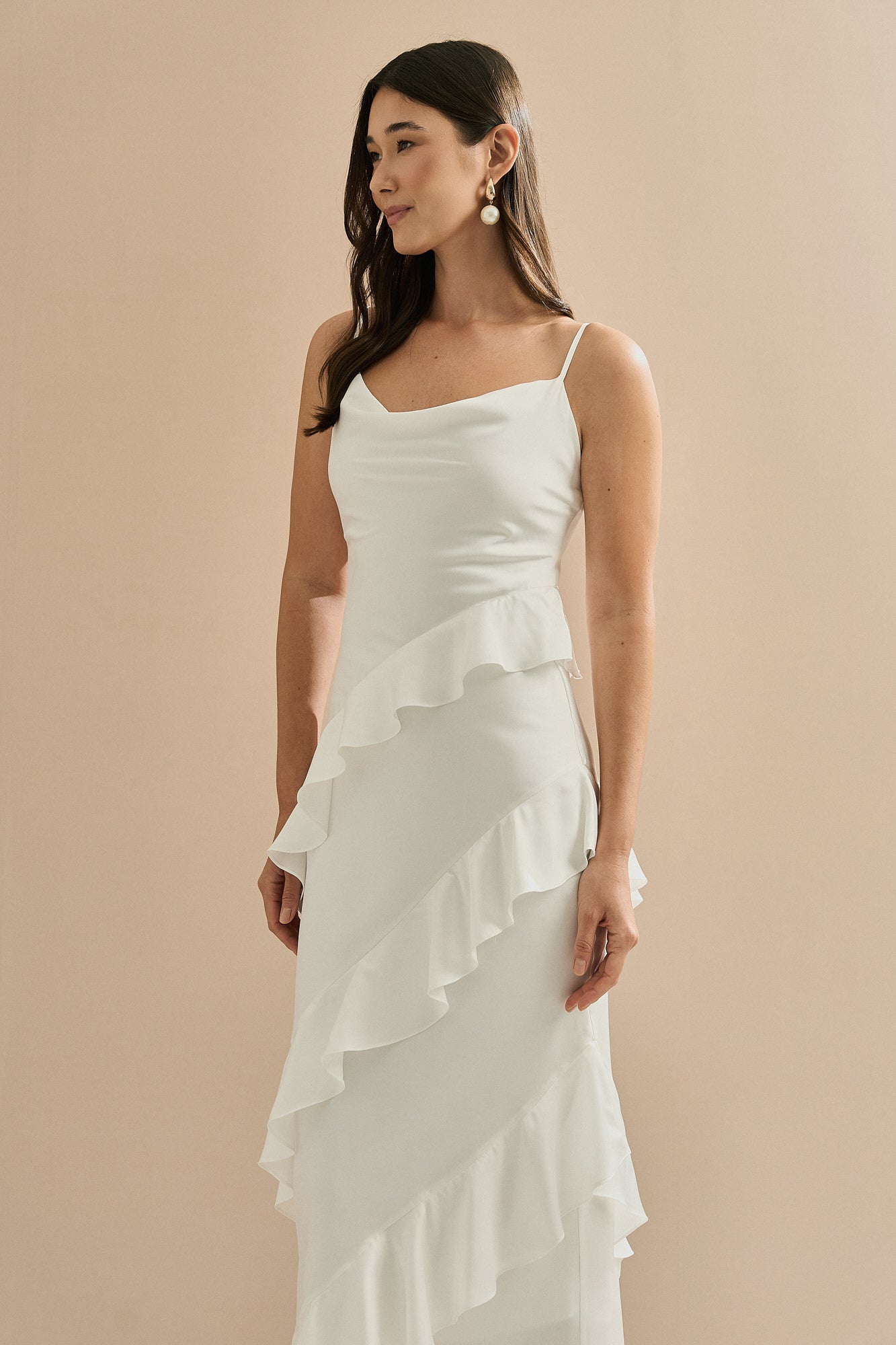 Vestido Midi en Satén con Escote Degagé, Tirantes Finos y Volantes Asimétricos - Isla Off White