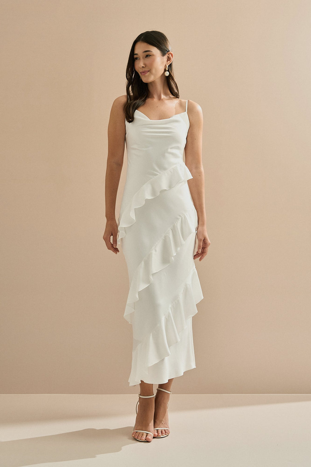 Vestido Midi en Satén con Escote Degagé, Tirantes Finos y Volantes Asimétricos - Isla Off White