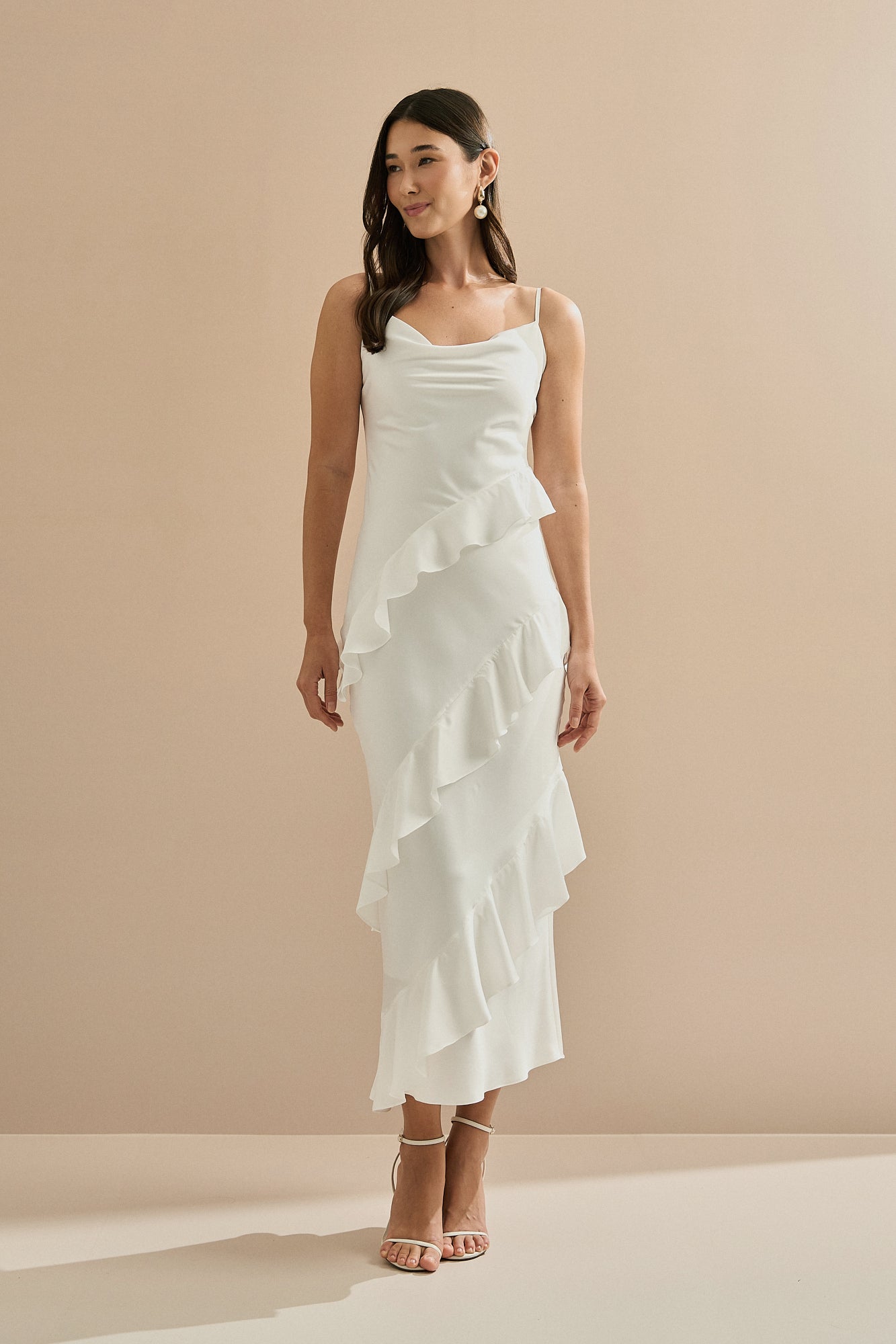 Vestido Midi en Satén con Escote Degagé, Tirantes Finos y Volantes Asimétricos - Isla Off White