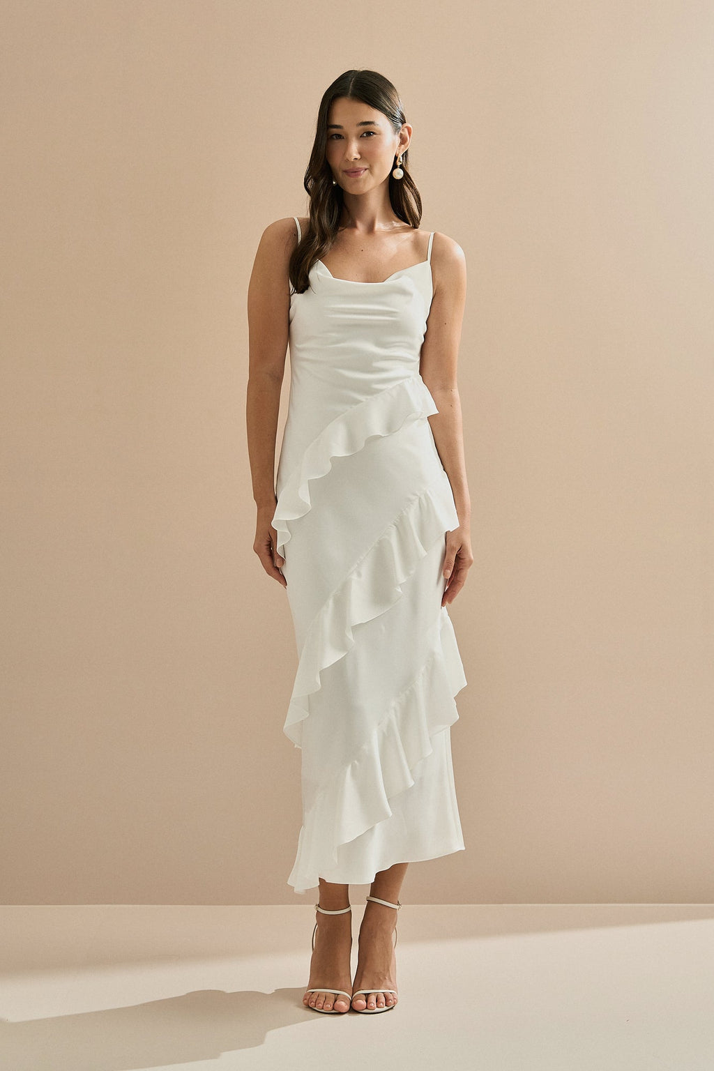 Vestido Midi en Satén con Escote Degagé, Tirantes Finos y Volantes Asimétricos - Isla Off White