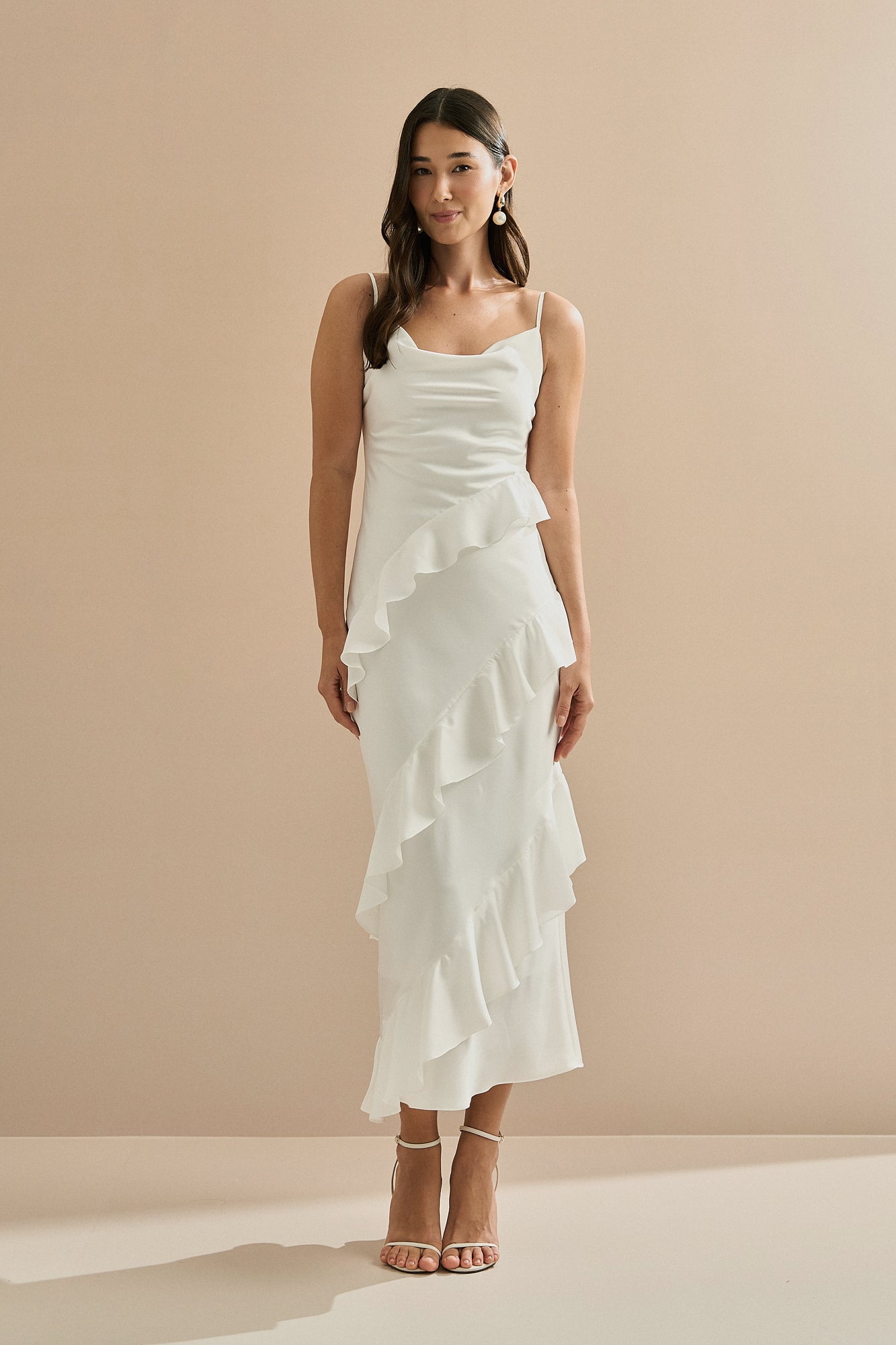 Vestido Midi en Satén con Escote Degagé, Tirantes Finos y Volantes Asimétricos - Isla Off White