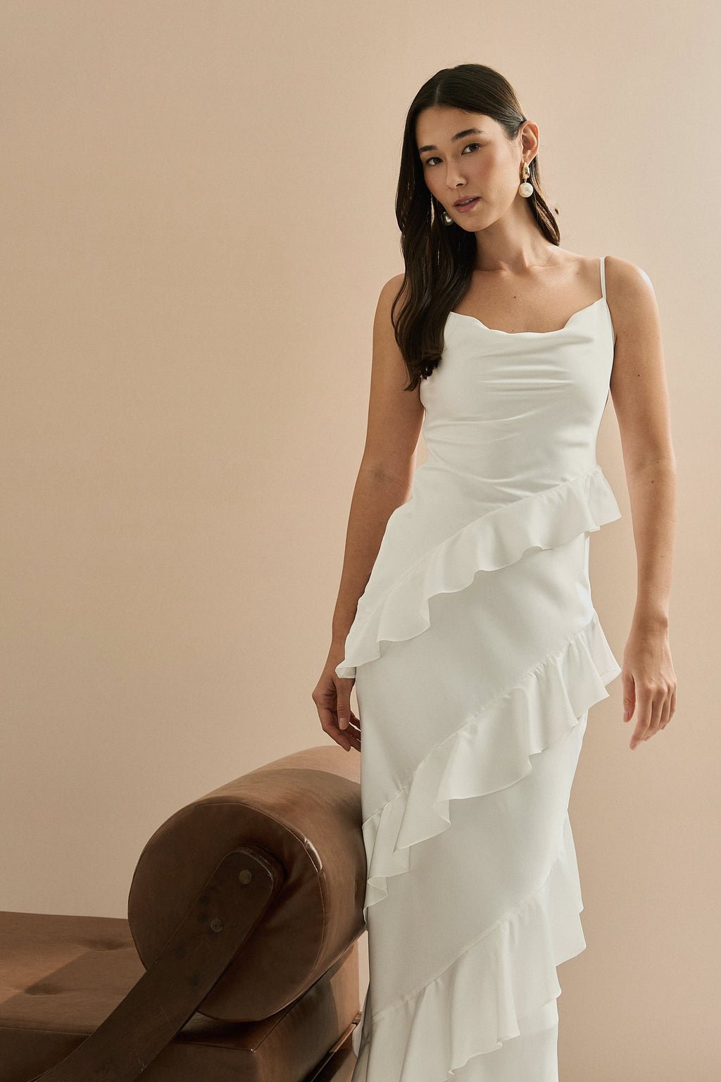 Vestido Midi en Satén con Escote Degagé, Tirantes Finos y Volantes Asimétricos - Isla Off White