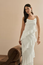 Vestido Midi en Satén con Escote Degagé, Tirantes Finos y Volantes Asimétricos - Isla Off White