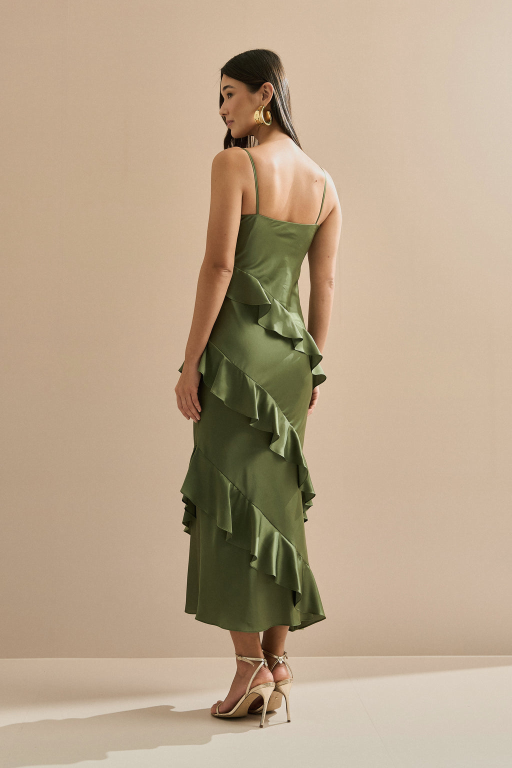 Vestido Midi en Satén con Escote Degagê, Tirantes Finos y Volantes Asimétricos - Isla Verde Oliva
