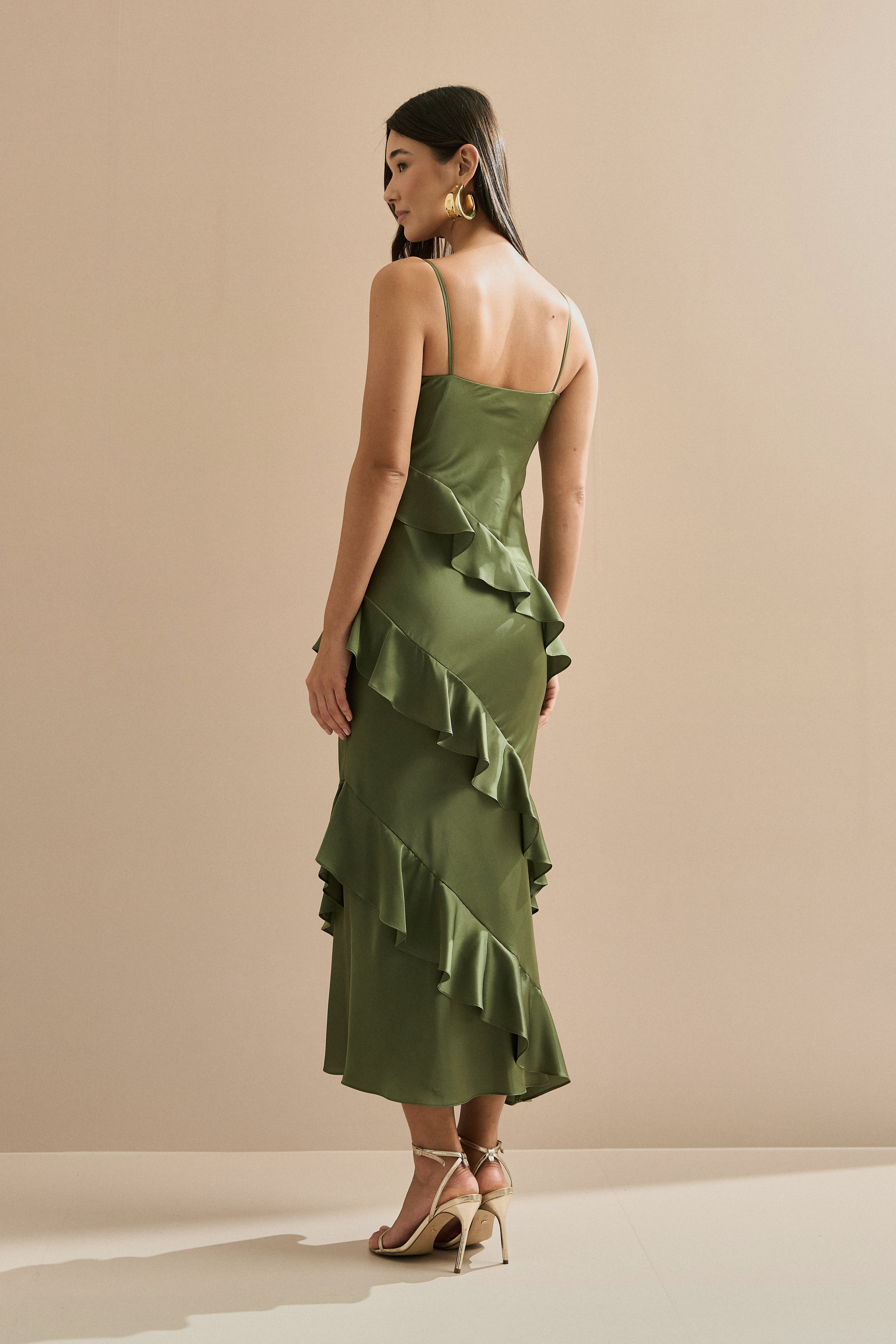 Vestido Midi en Satén con Escote Degagê, Tirantes Finos y Volantes Asimétricos - Isla Verde Oliva