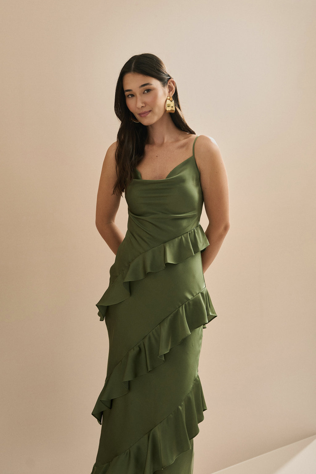 Vestido Midi en Satén con Escote Degagê, Tirantes Finos y Volantes Asimétricos - Isla Verde Oliva