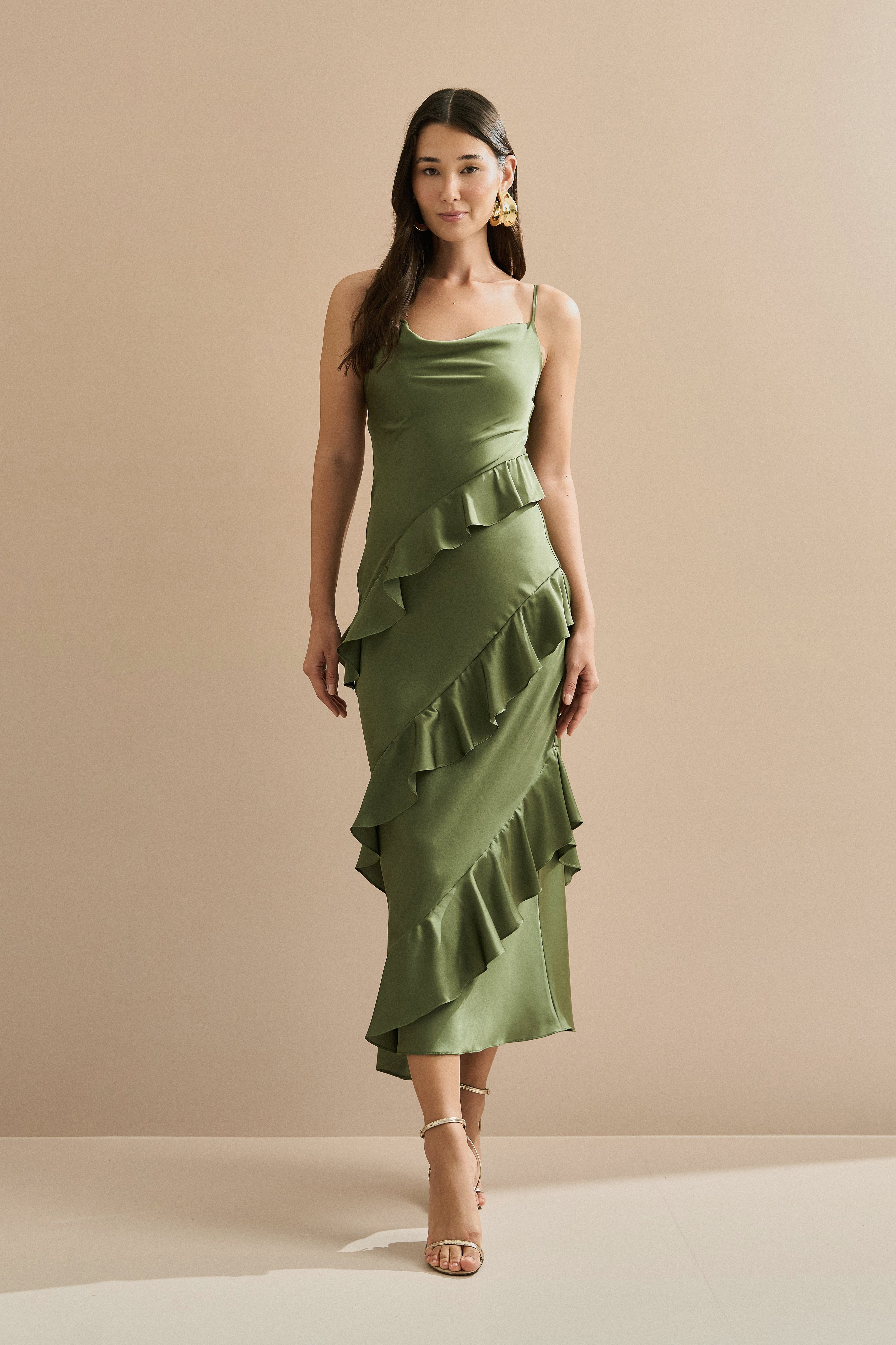 Vestido Midi en Satén con Escote Degagê, Tirantes Finos y Volantes Asimétricos - Isla Verde Oliva