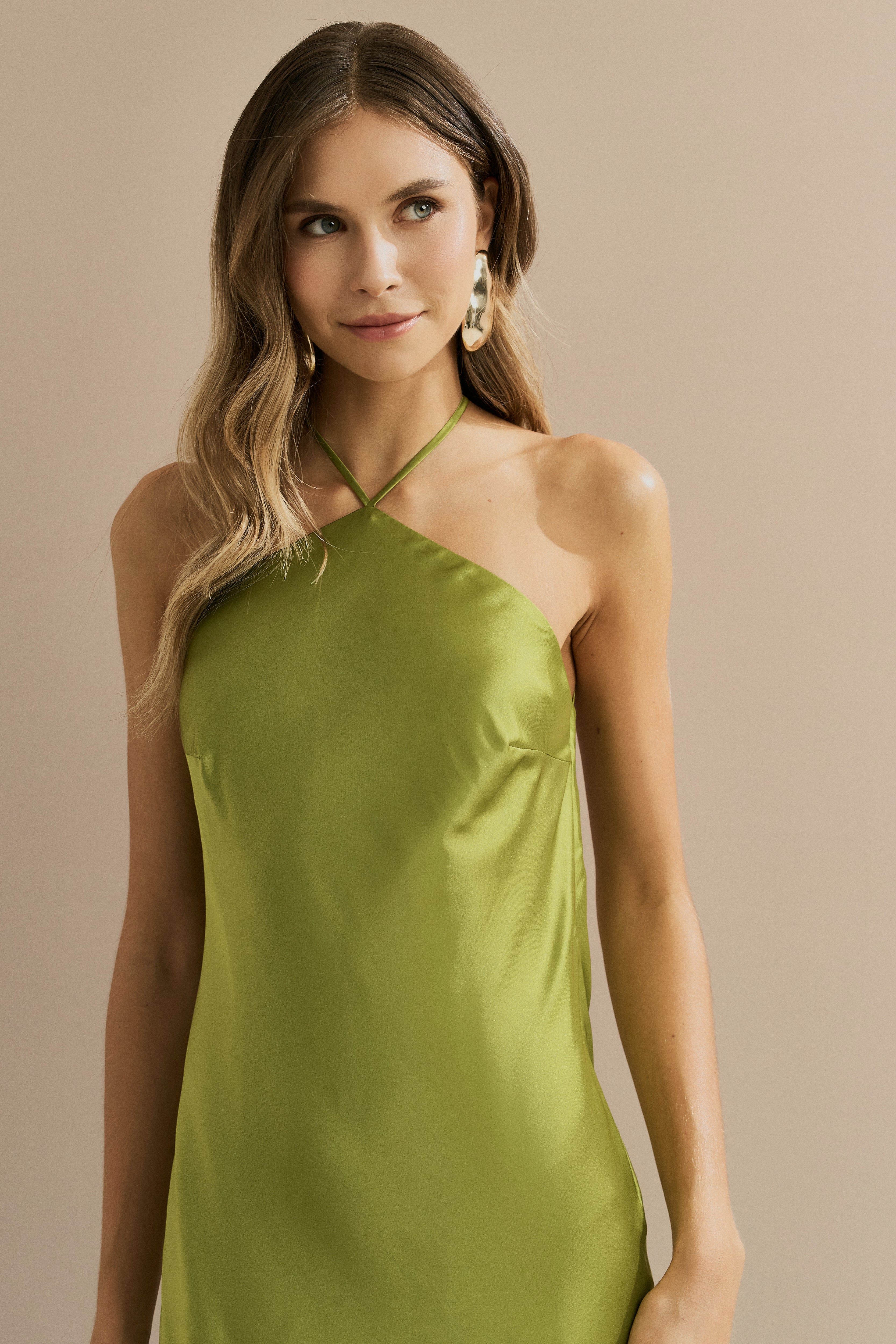 Vestido Midi Largo de Satén con Escote Triangular y Atadura en la Espalda - Capri Verde Claro