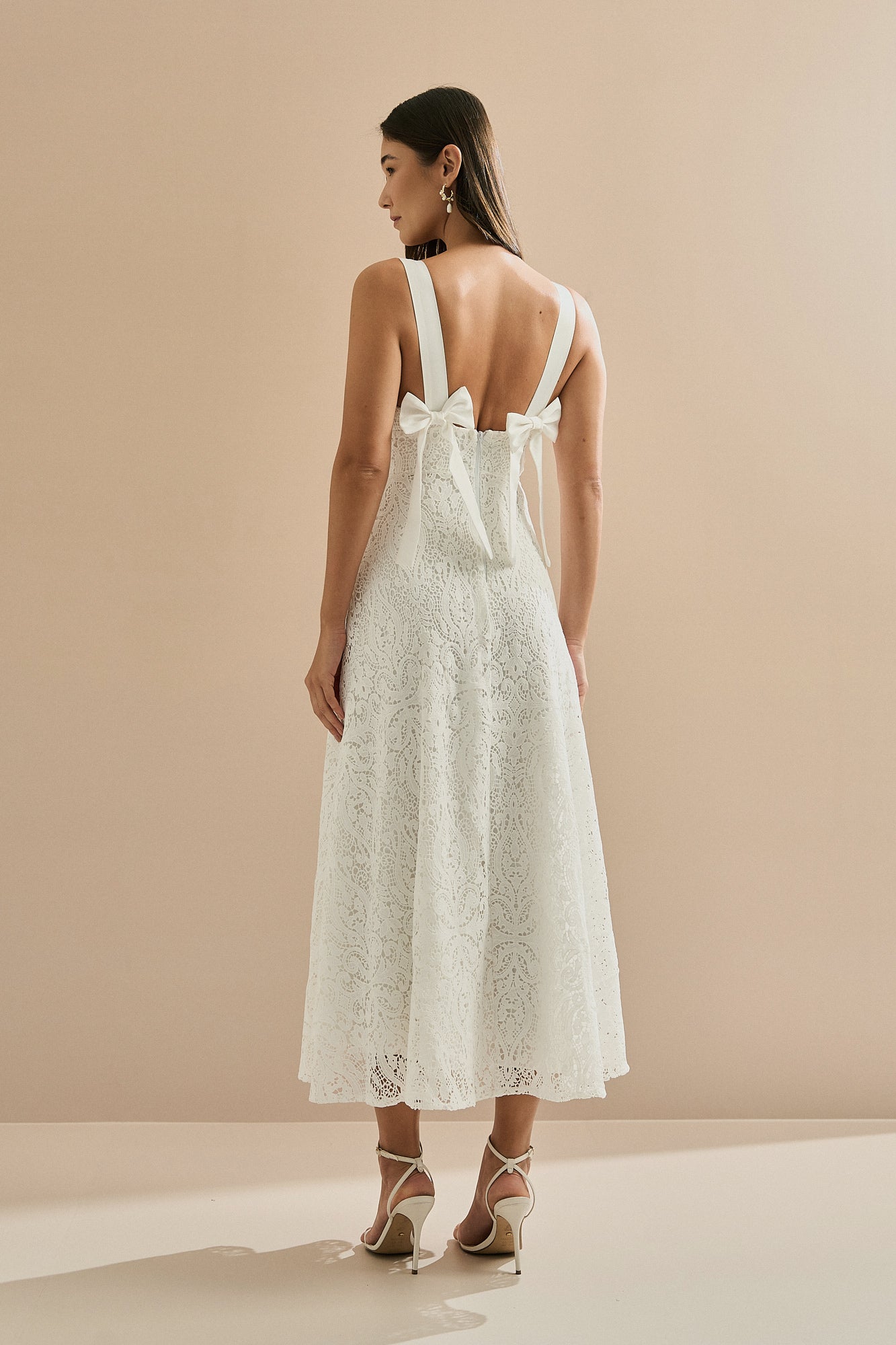 Vestido Midi de Encaje Guipir con Escote en V, Tirantes de Satén y Lazo en la Espalda - Maia Off White