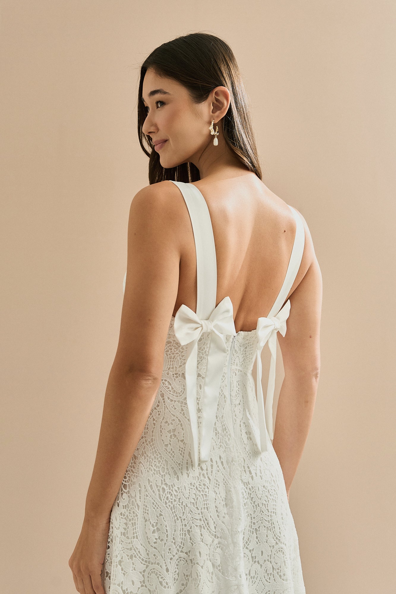 Vestido Midi de Encaje Guipir con Escote en V, Tirantes de Satén y Lazo en la Espalda - Maia Off White
